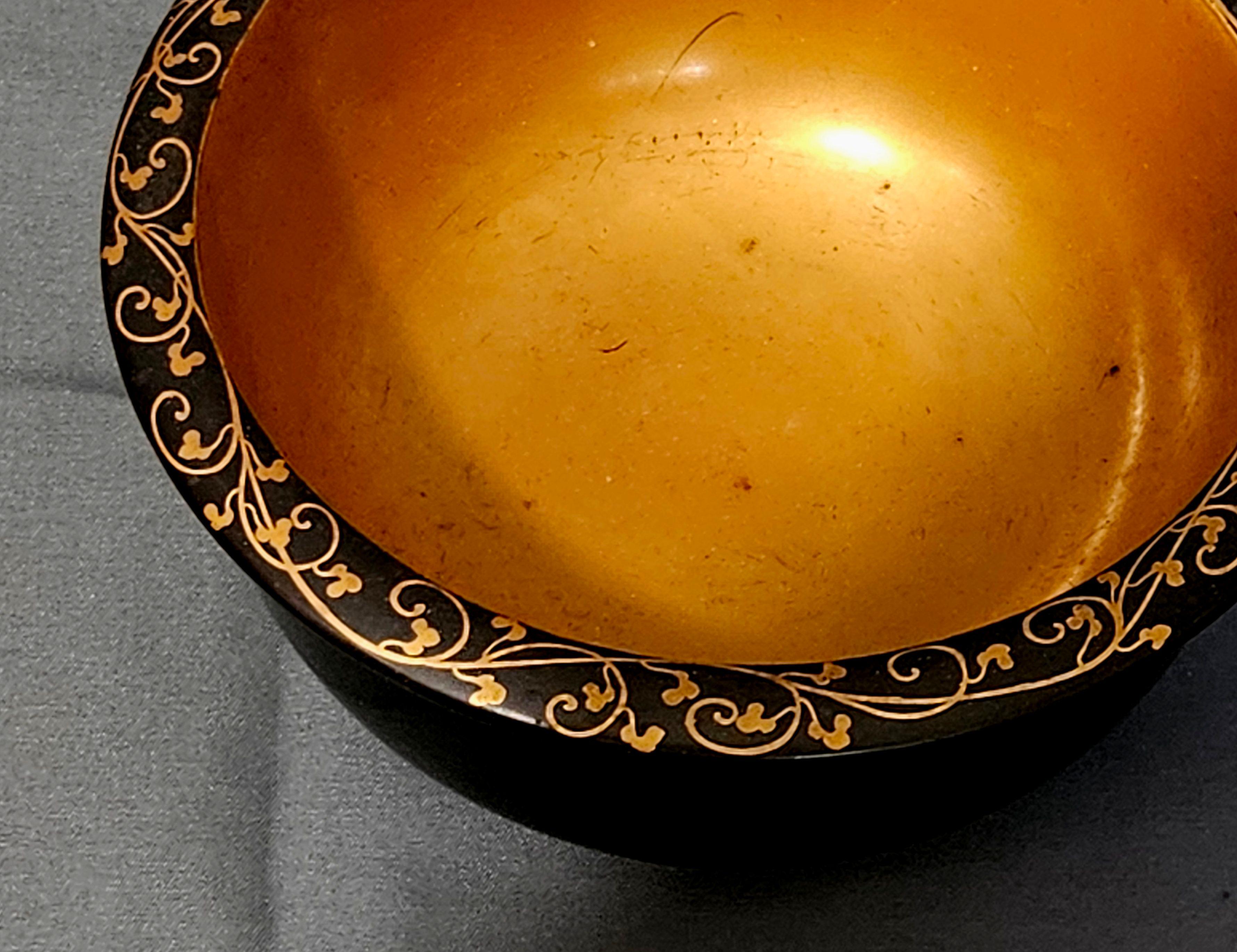 Antiguo cuenco de laca japonesa con soporte Madera en venta