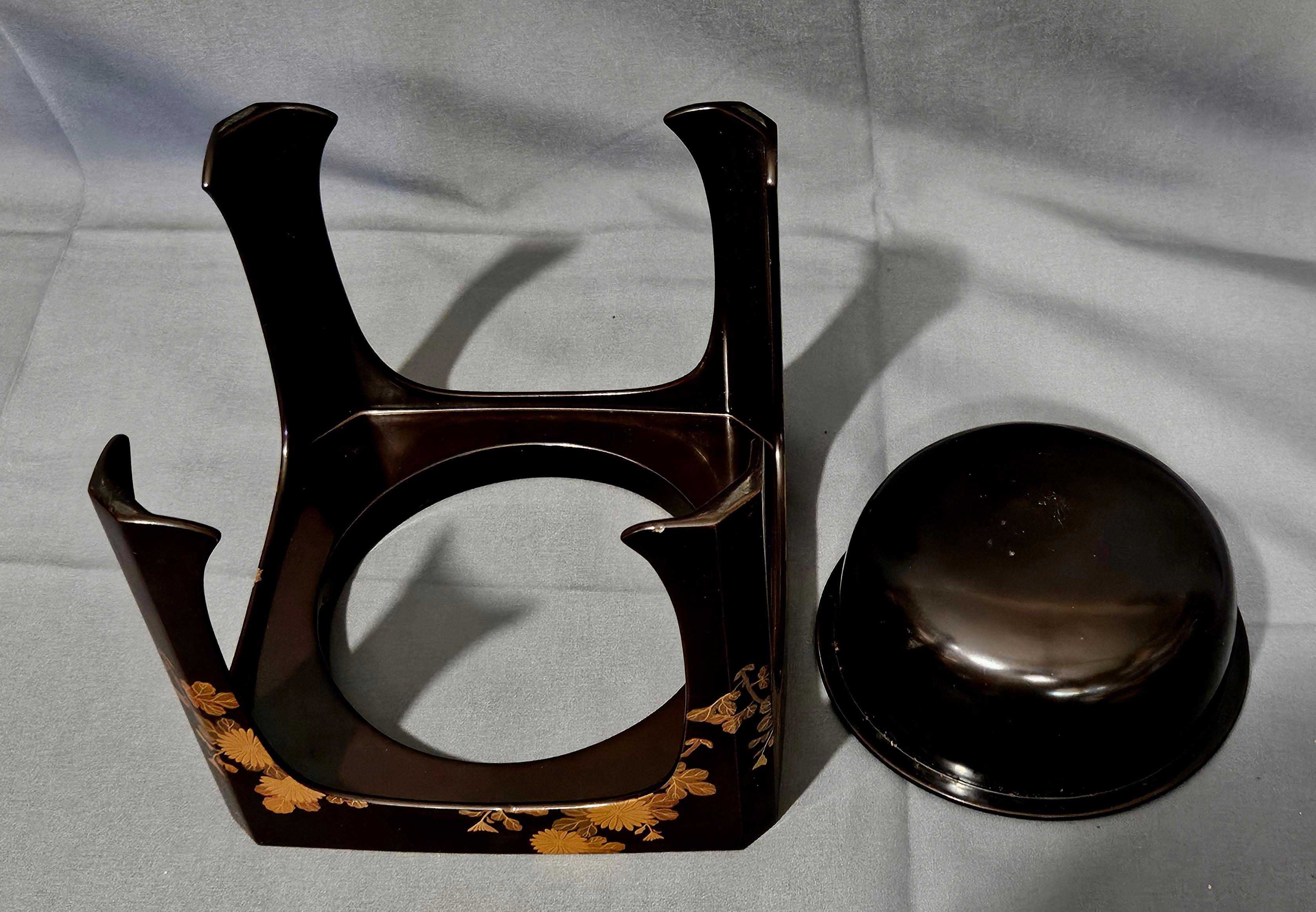 Antiguo cuenco de laca japonesa con soporte en venta 1