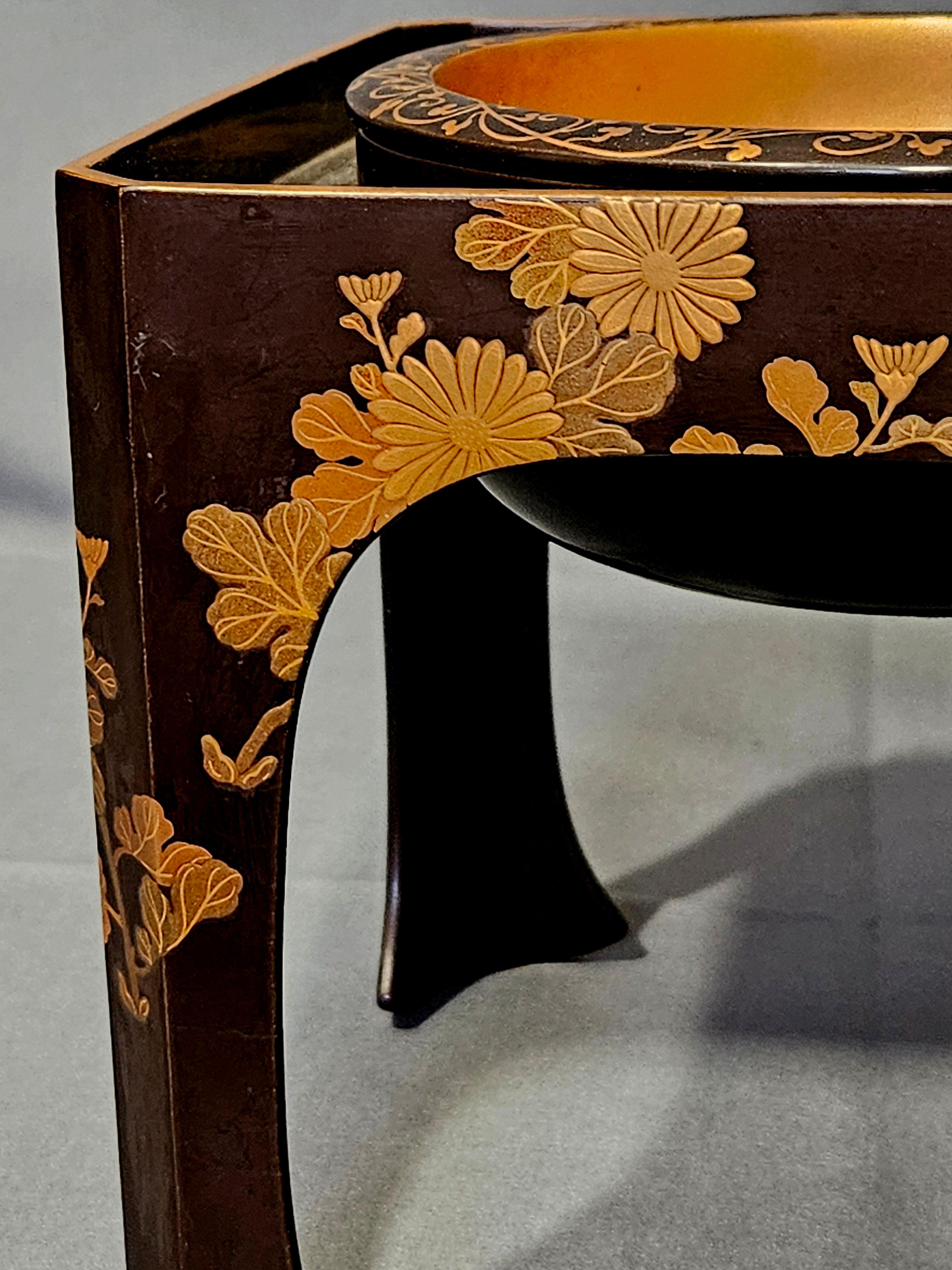 Antiguo cuenco de laca japonesa con soporte en venta 2