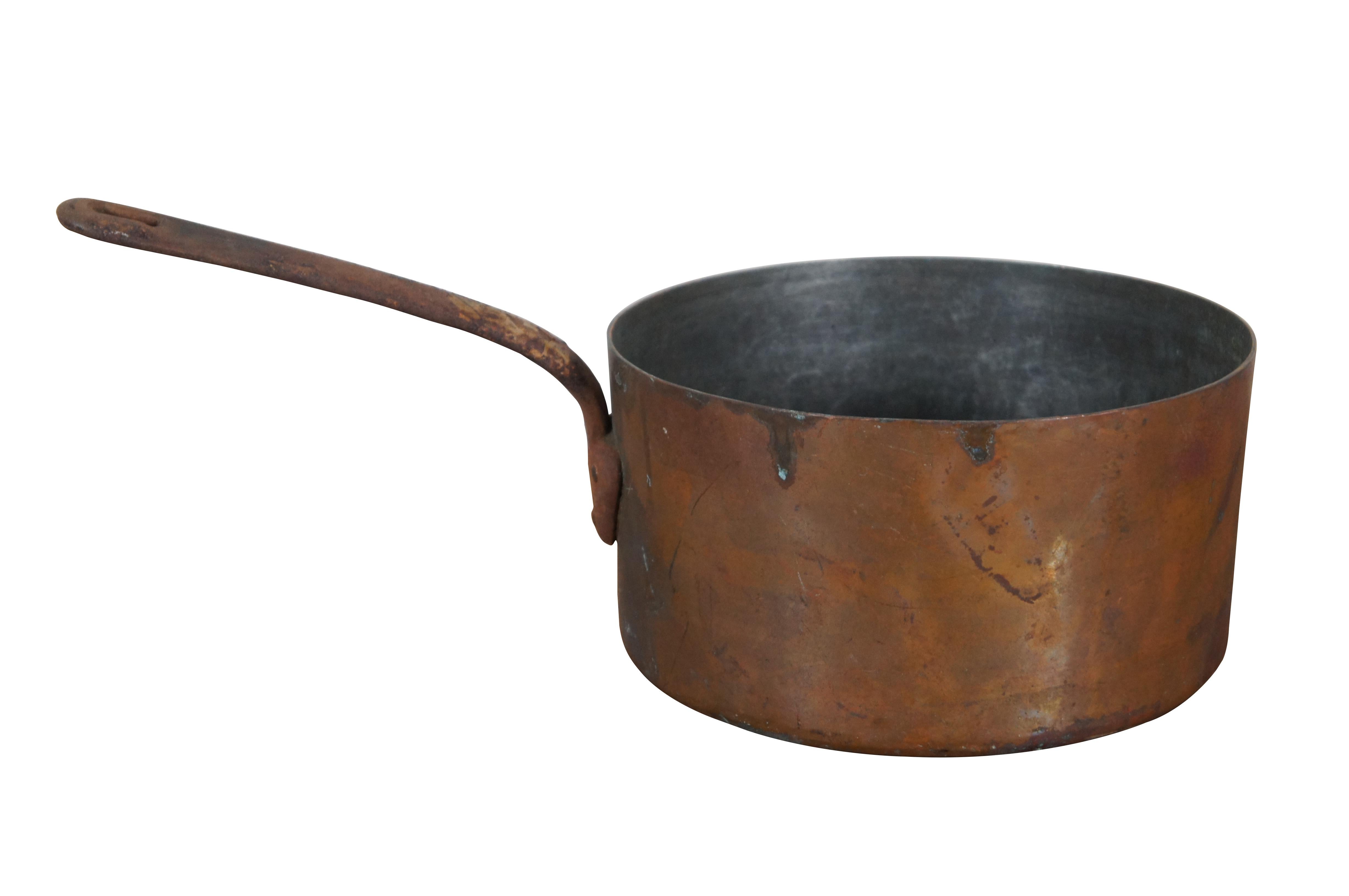 Olla de cobre Antique French A La Ménagère. Famosos grandes almacenes de París.  Estos grandes almacenes, situados en la planta baja del magnífico edificio del número 20 del bulevar Bonne-Nouvelle, fueron uno de los mayores emporios comerciales de