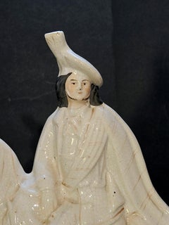 Figurine antique en faïence de Staffordshire représentant un grand chasseur des Highlands écossais du XIXe siècle