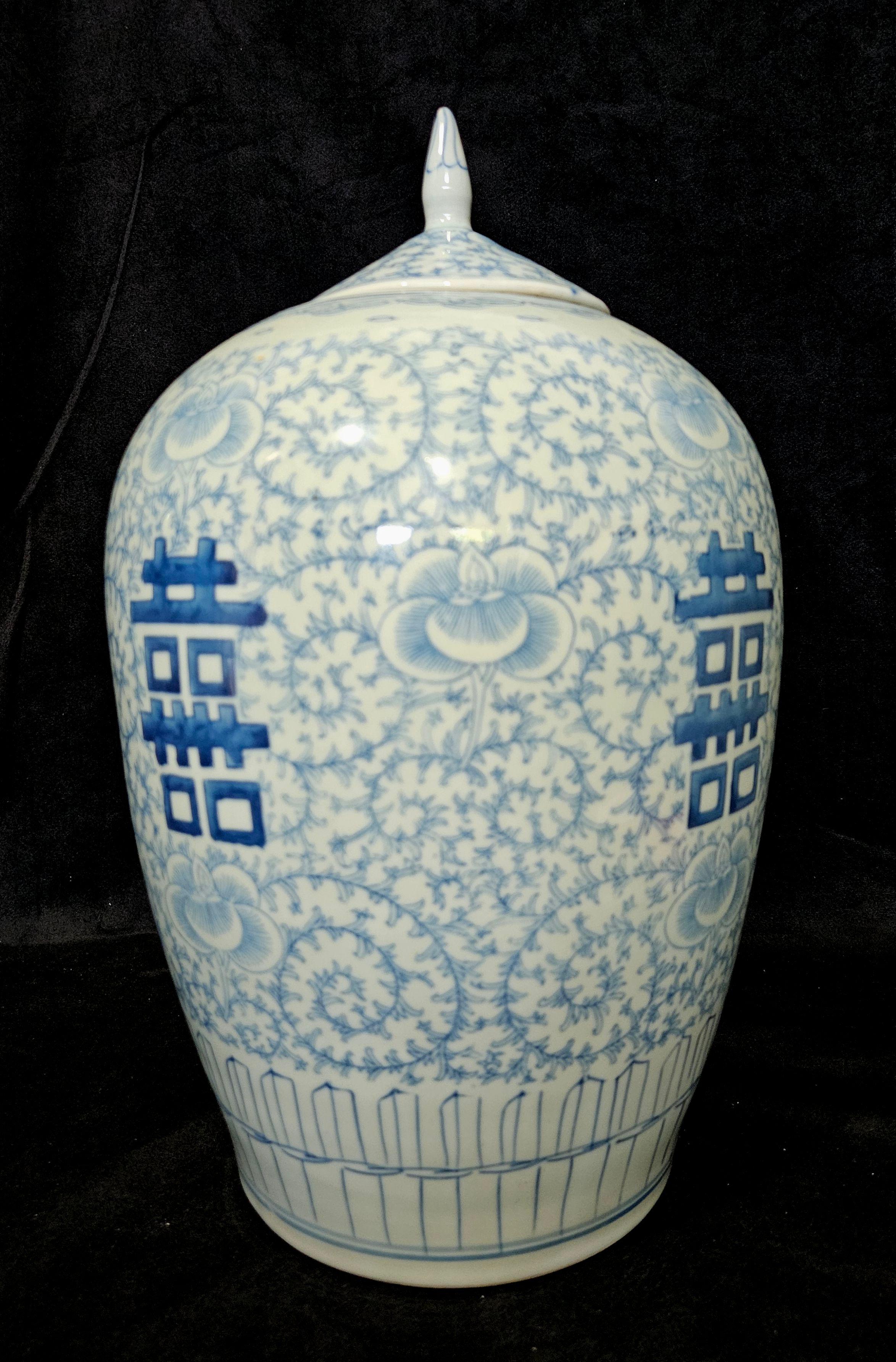 Antike A Large Chinese Blue & White Porcelain Lidded Jar, aus dem 19. Jahrhundert.

 