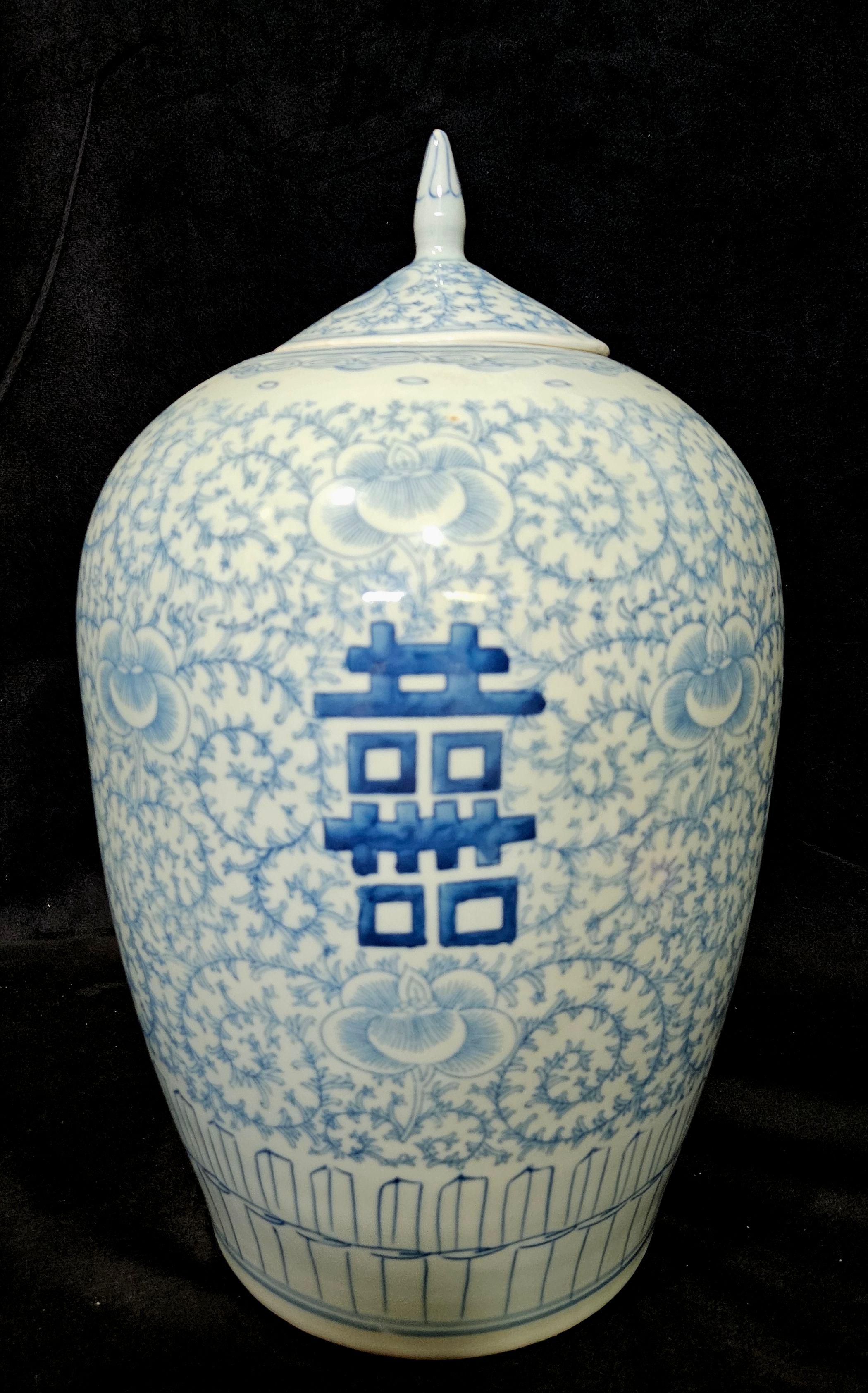 Antikes großes chinesisches blau-weißes Porzellangefäß mit Deckel, 19. Jahrhundert (Chinesisch) im Angebot