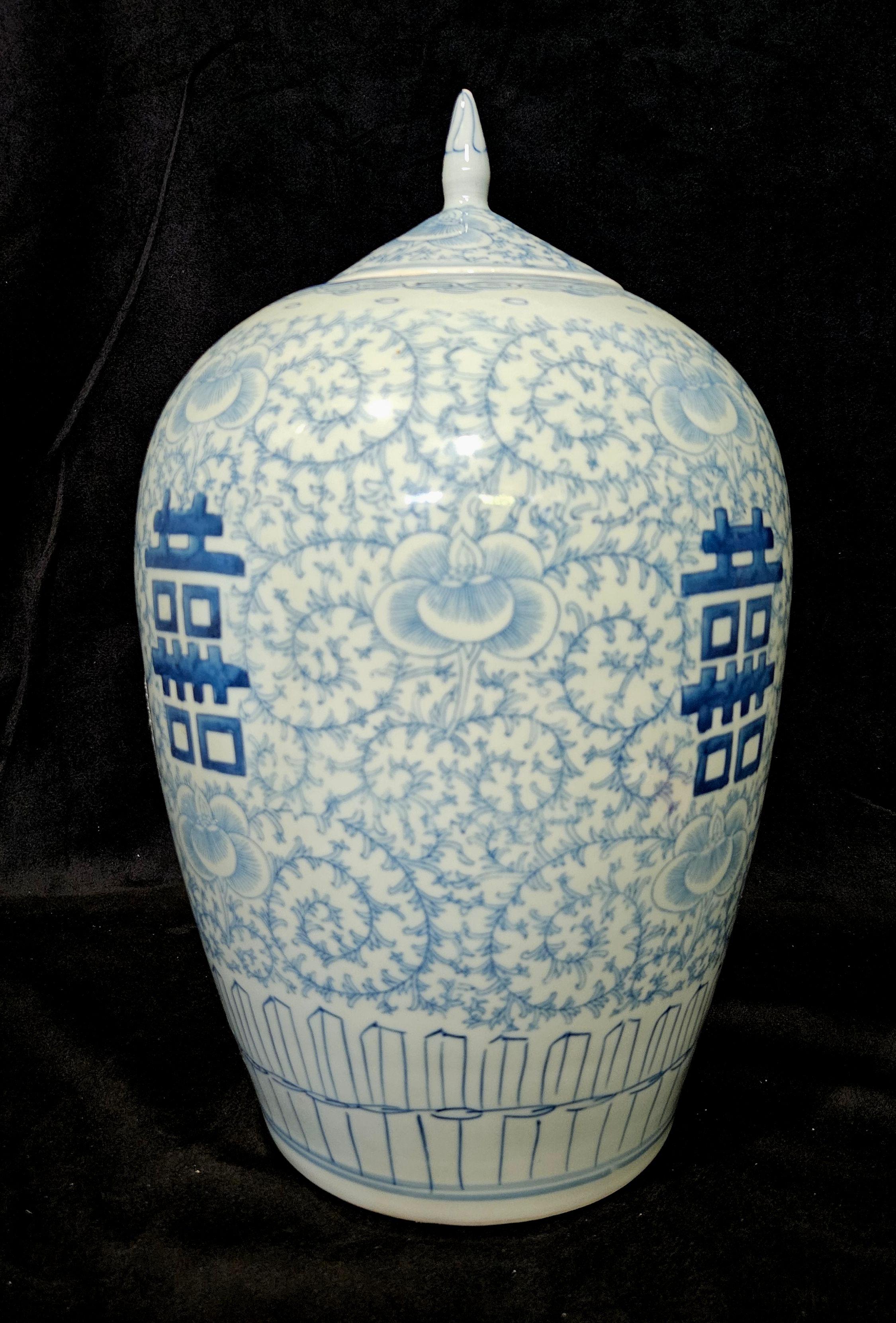Antikes großes chinesisches blau-weißes Porzellangefäß mit Deckel, 19. Jahrhundert (Handgefertigt) im Angebot