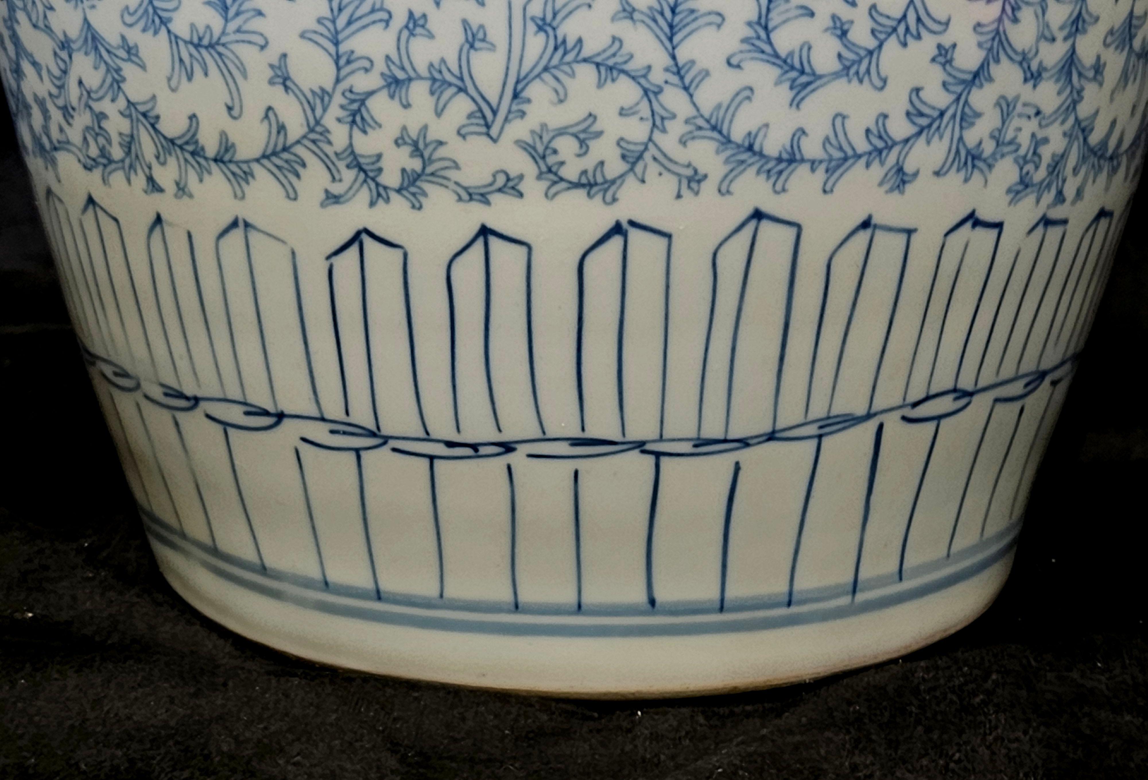 Antikes großes chinesisches blau-weißes Porzellangefäß mit Deckel, 19. Jahrhundert im Zustand „Gut“ im Angebot in Norton, MA