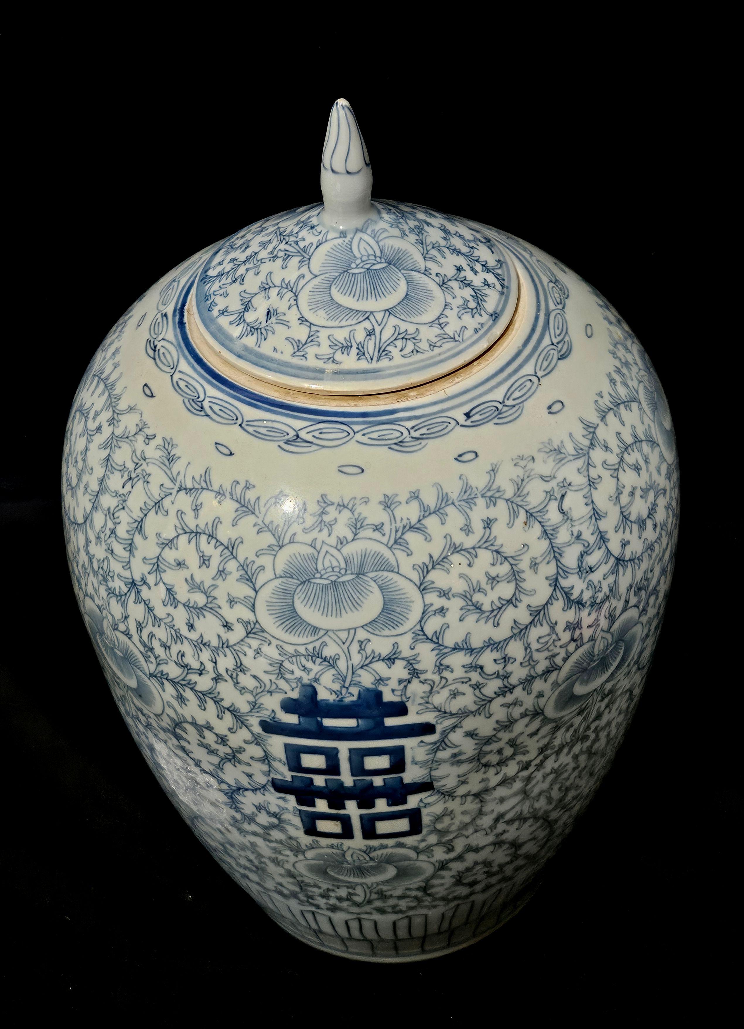 Antikes großes chinesisches blau-weißes Porzellangefäß mit Deckel, 19. Jahrhundert im Angebot 1