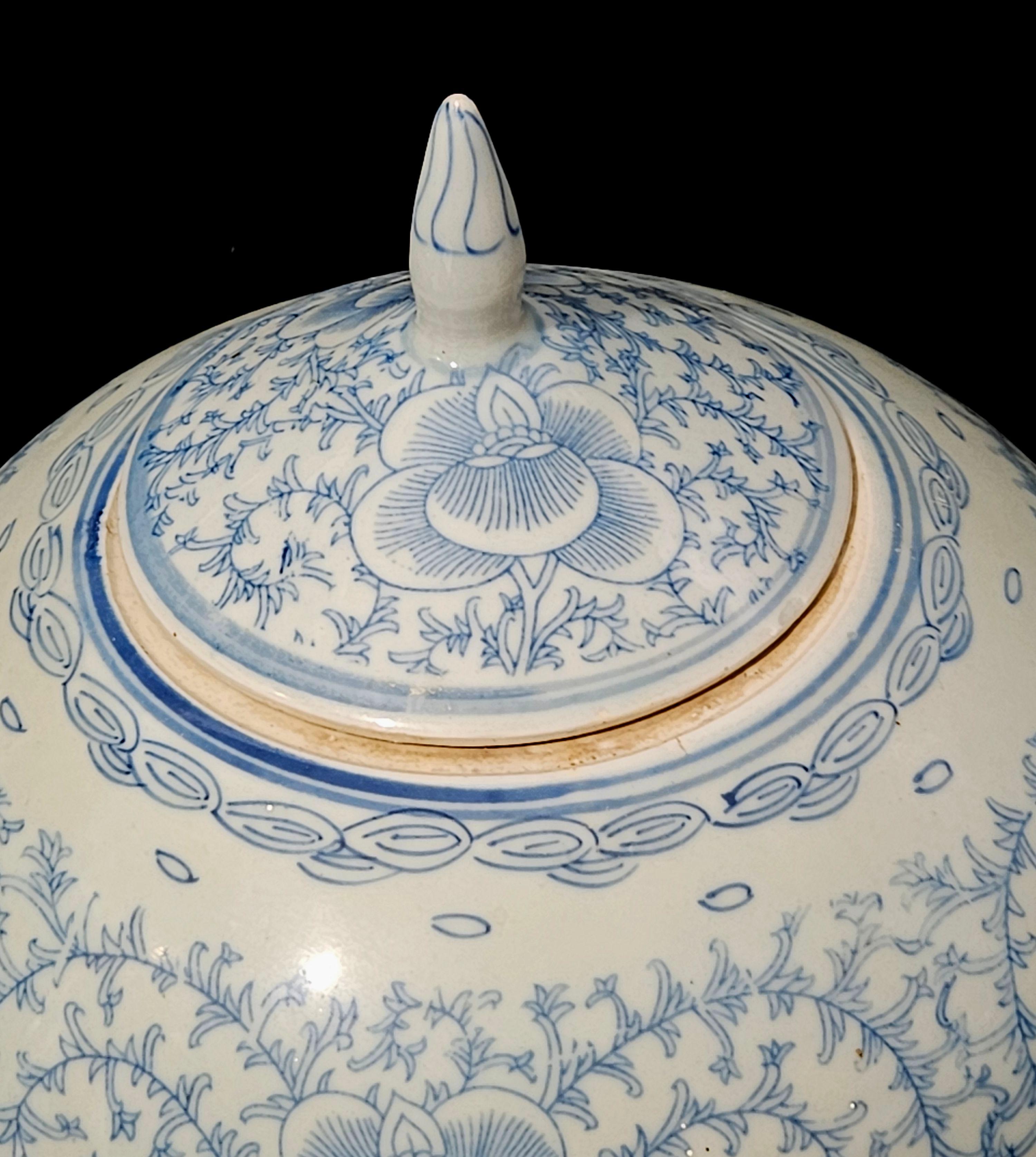 Antikes großes chinesisches blau-weißes Porzellangefäß mit Deckel, 19. Jahrhundert im Angebot 2