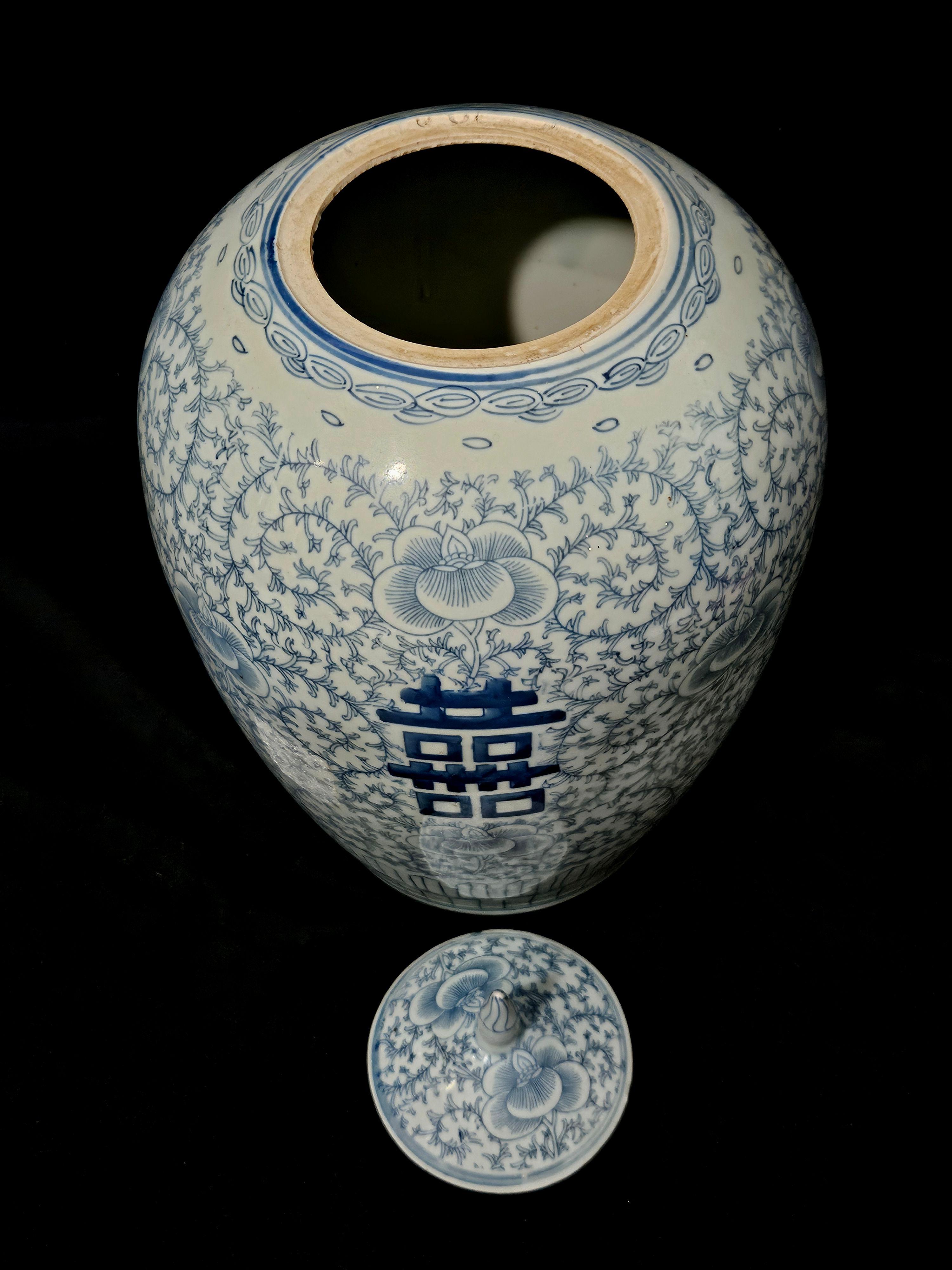 Antikes großes chinesisches blau-weißes Porzellangefäß mit Deckel, 19. Jahrhundert im Angebot 3