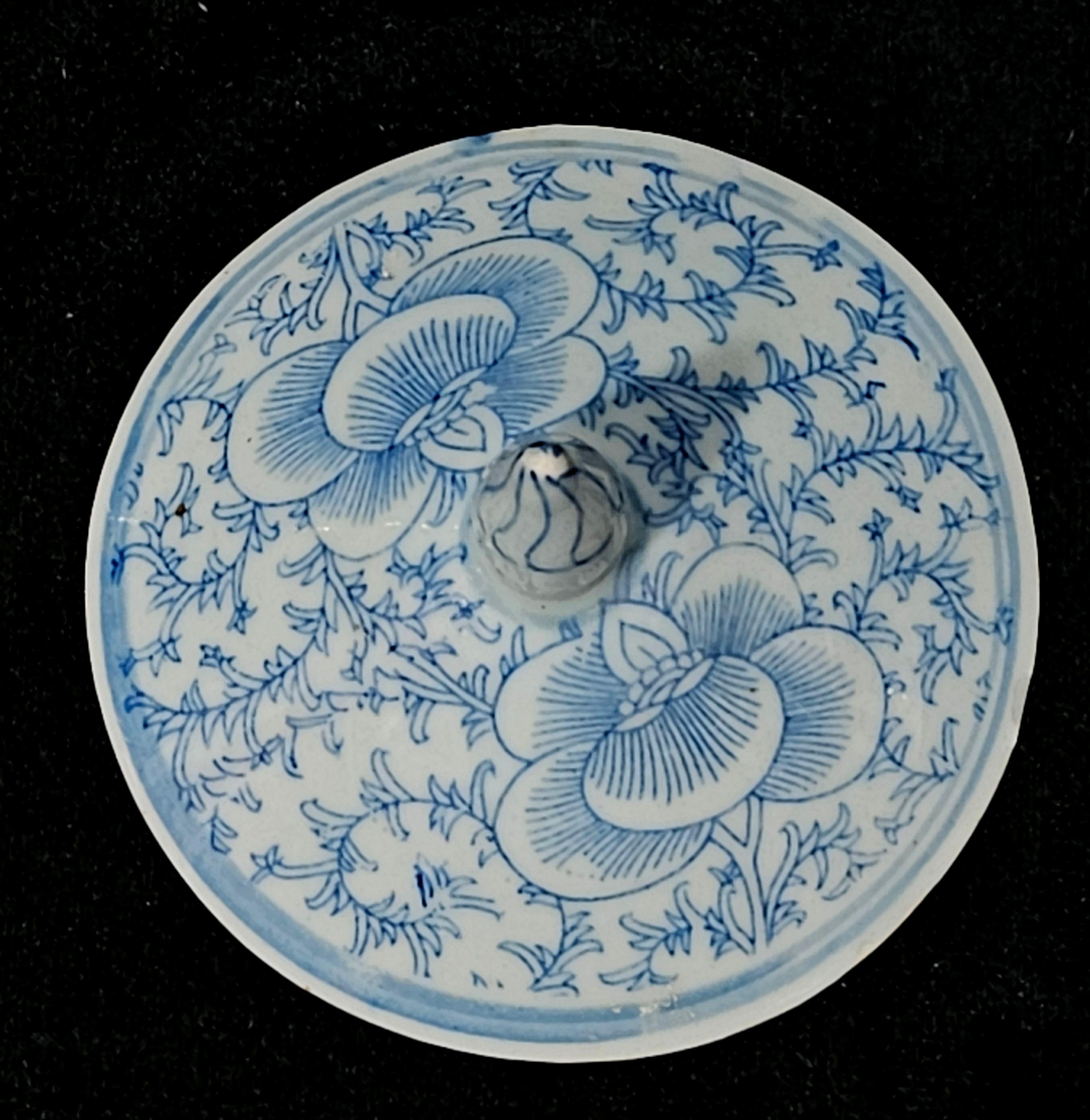 Antikes großes chinesisches blau-weißes Porzellangefäß mit Deckel, 19. Jahrhundert im Angebot 4