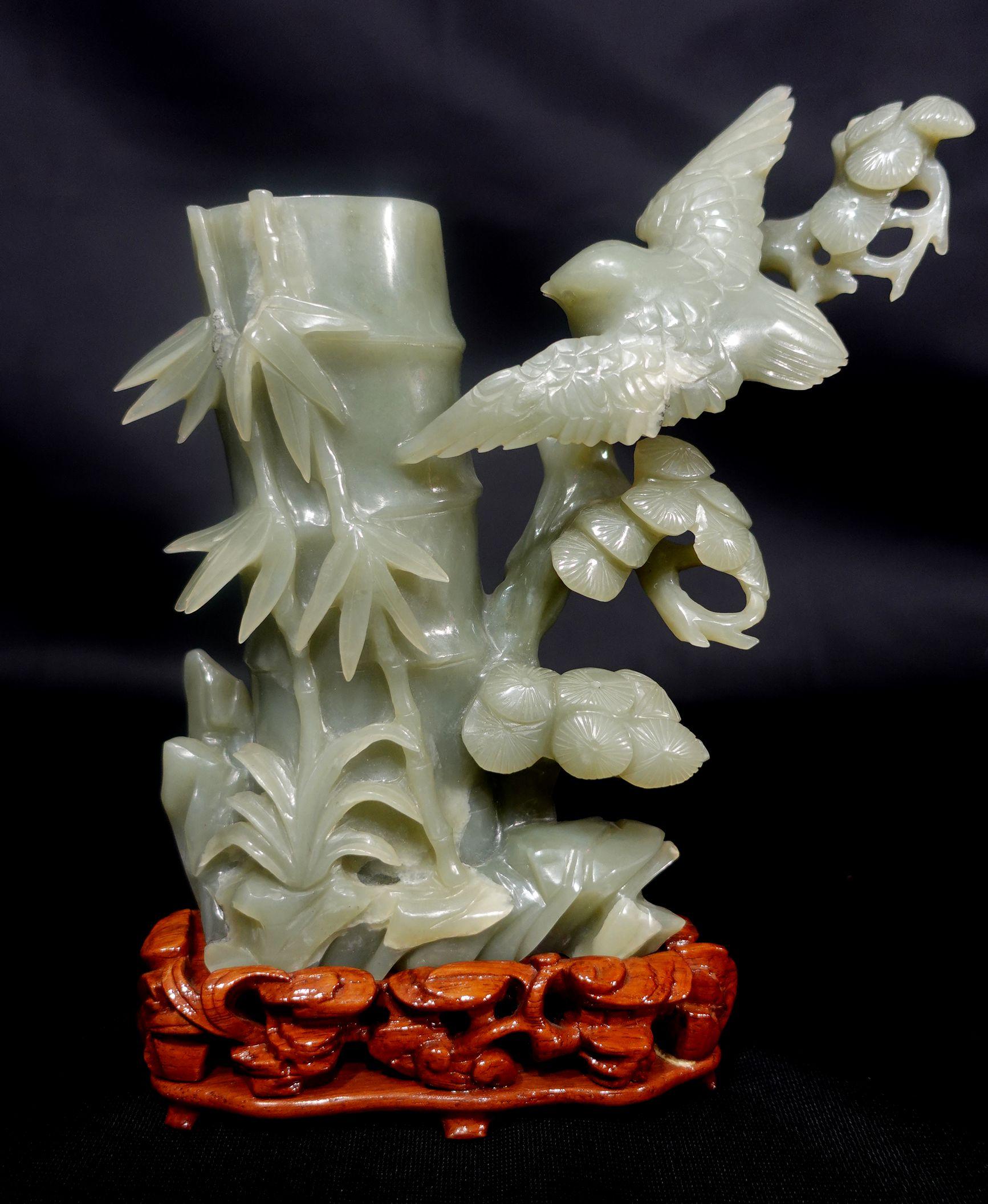 Antike Eine große chinesische geschnitzte Hetain-Jade-Blumenvase mit Ständer, die Kiefern, Bambus und Vögel darstellt, auf einem Holzständer mit der Originalverpackung, 20.

-Abmessungen und Dichte.

Jade:
Breite: 6.75