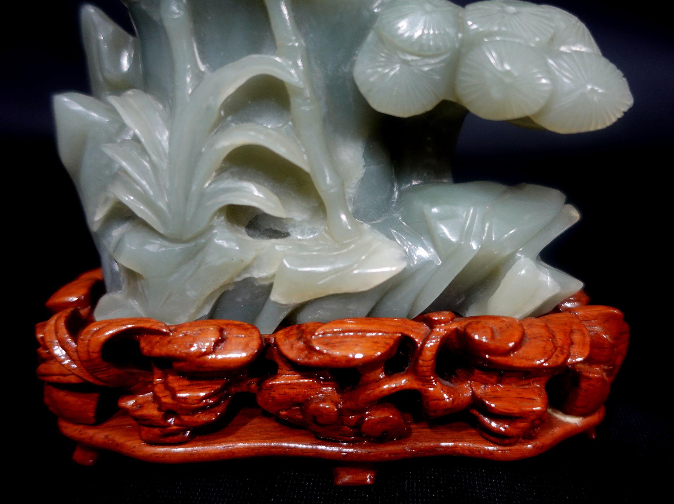Antique A Large Chinese Carved Hetain Jade Flower Vase w/ Stand and Box In Excellent Condition For Sale In Norton, MA