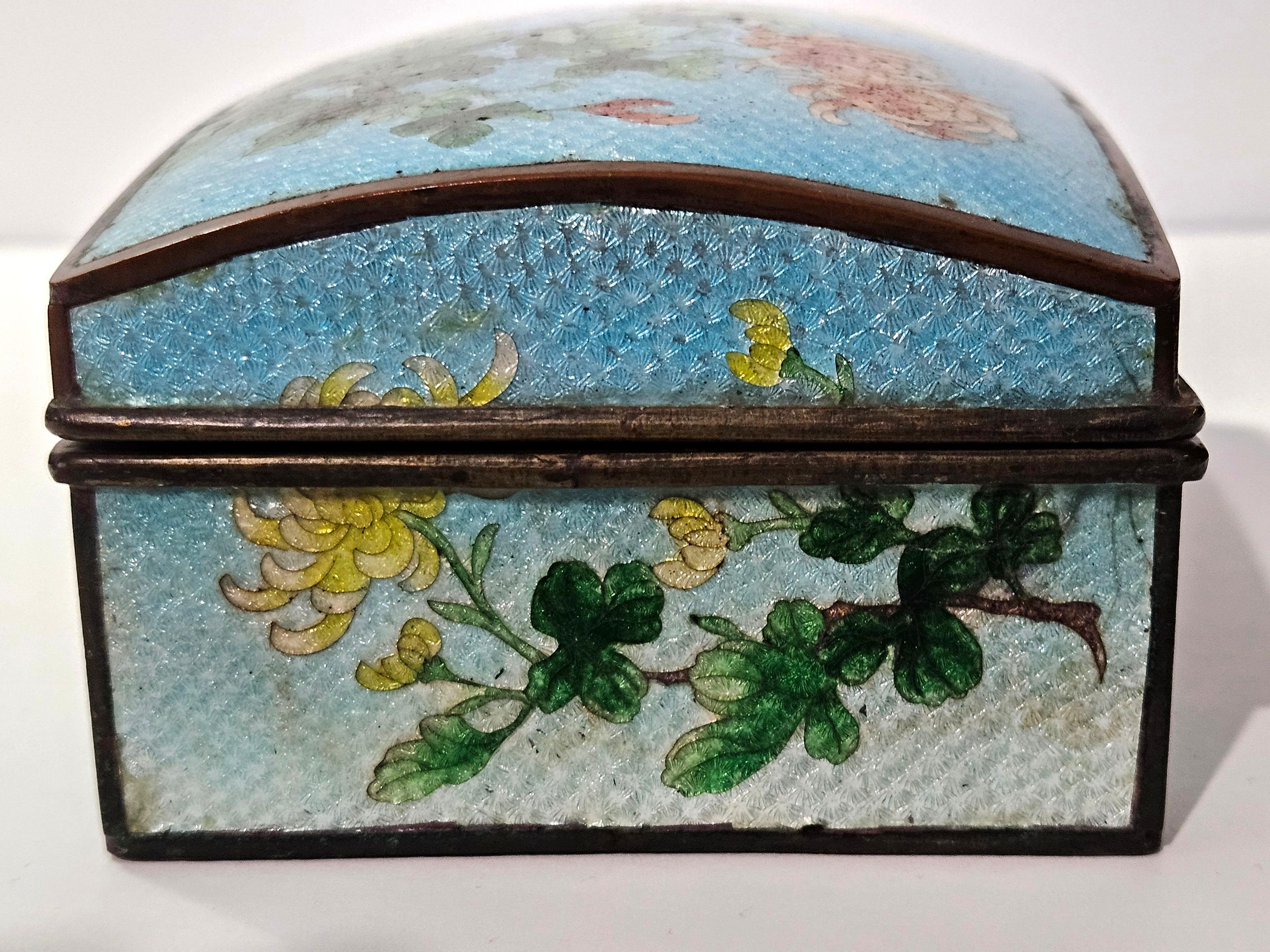 Antique A Large Ginbari Cloisonne Rectangular Lidded Box, Meiji Period For Sale 4