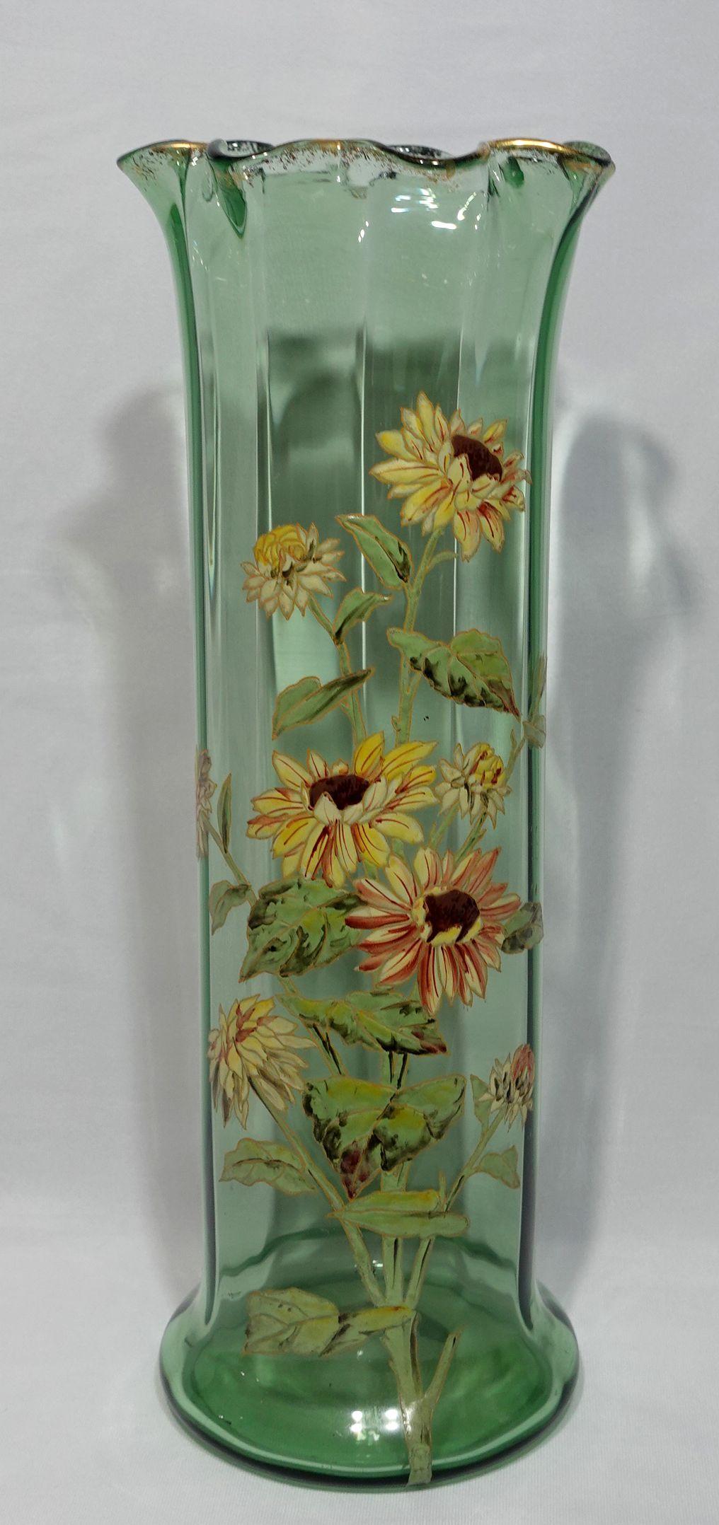 Il s'agit d'un exemple exceptionnel de verre d'art du Mont Joye. Il date d'environ 1910. Le vase est grand et présente un motif floral émaillé en forme de feuilles de pensées, et un bord en or tissé. Les pensées ont des couleurs riches et profondes