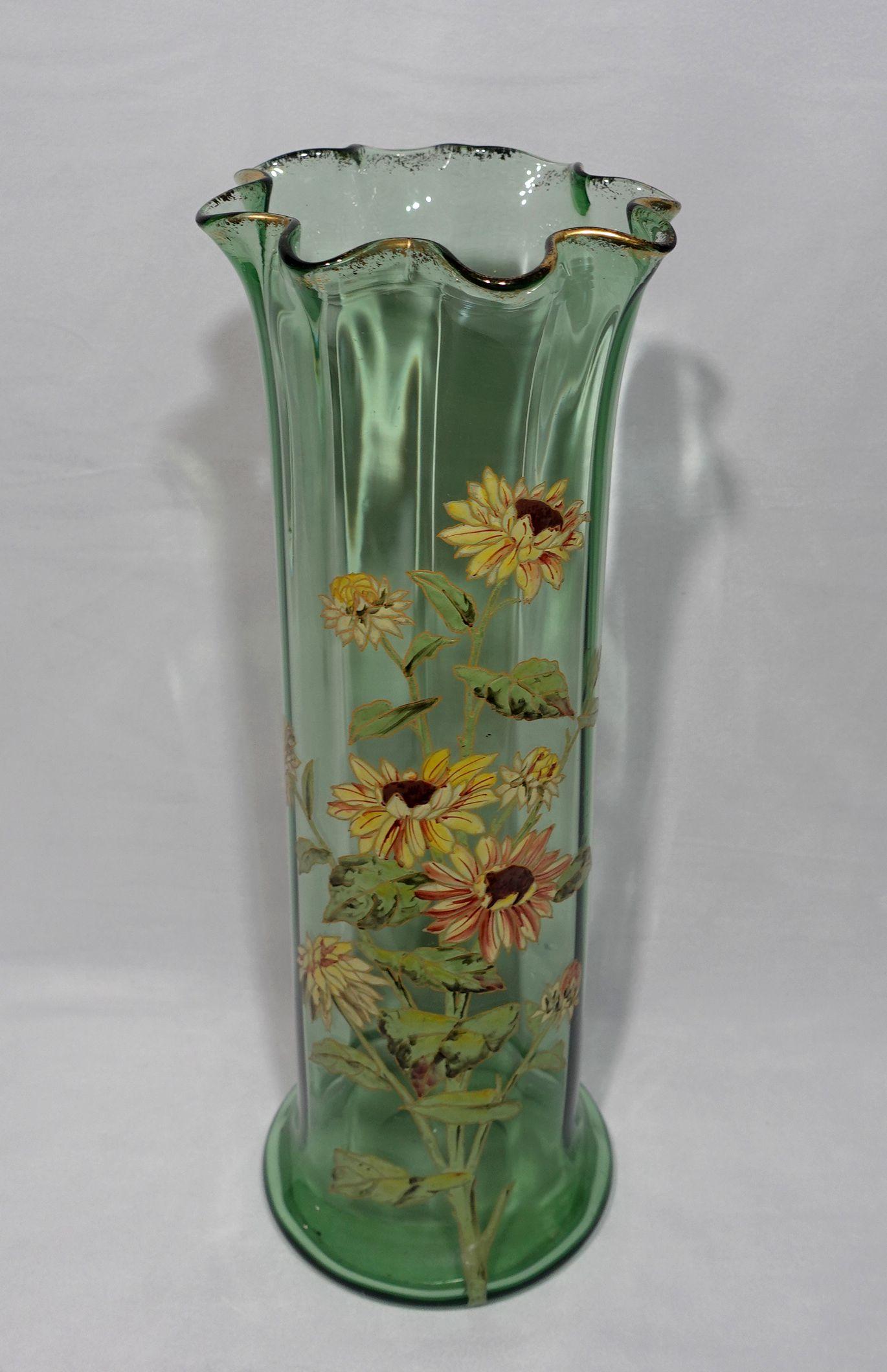 Français Grand vase d'art ancien en verre émaillé vert Mont Joye en vente