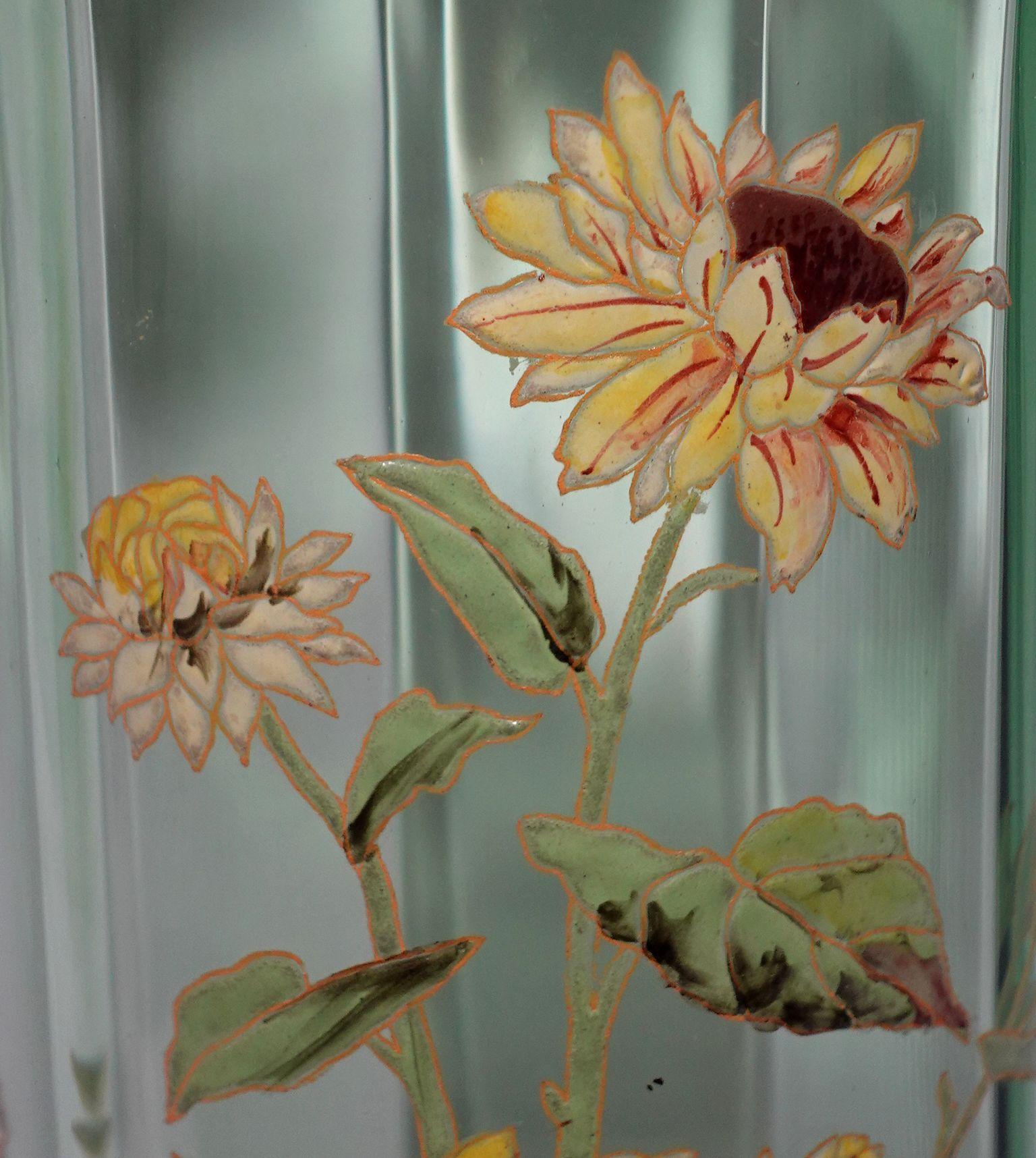 Français Grand vase d'art ancien en verre émaillé vert Mont Joye en vente