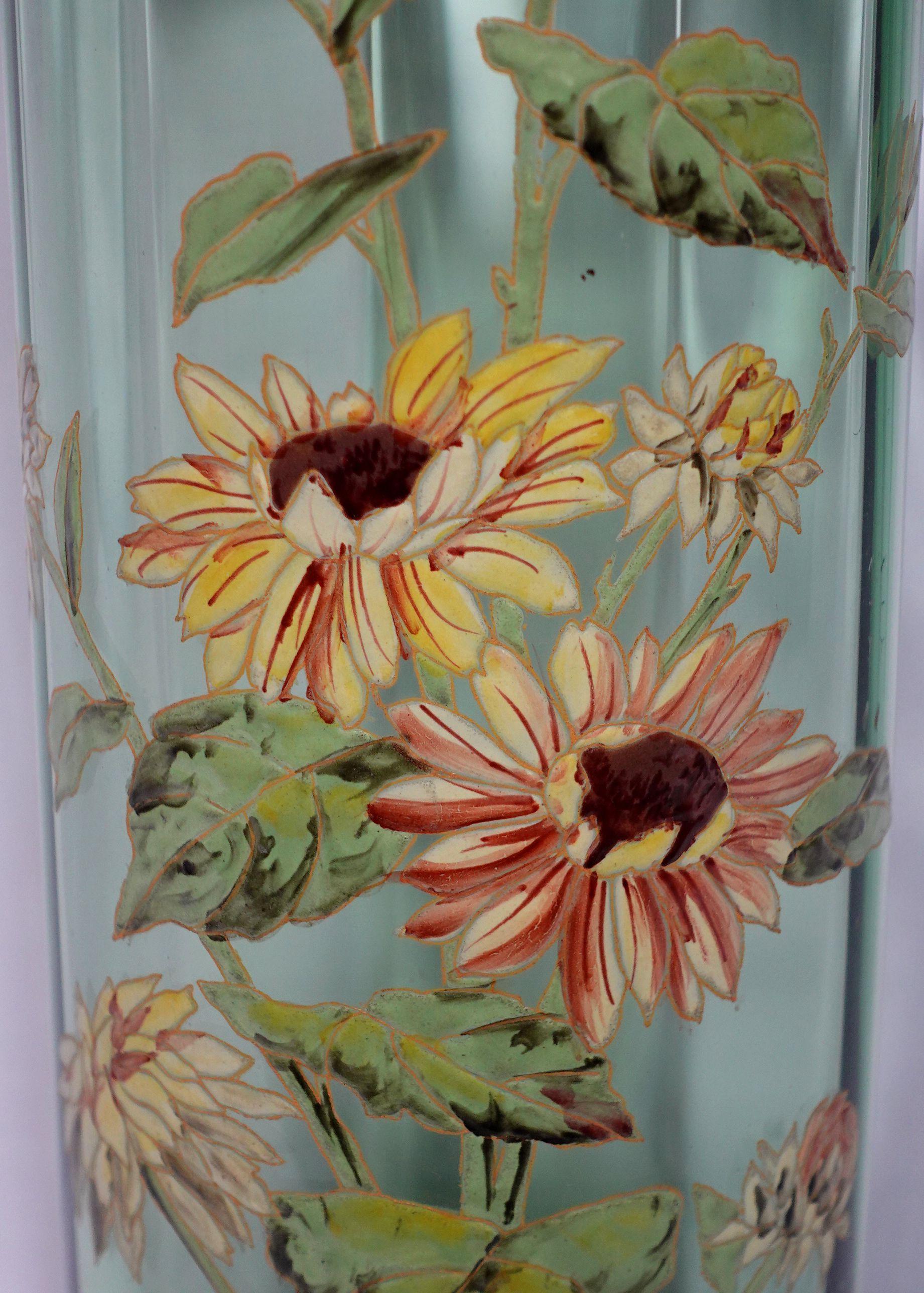 Grand vase d'art ancien en verre émaillé vert Mont Joye Bon état - En vente à Norton, MA