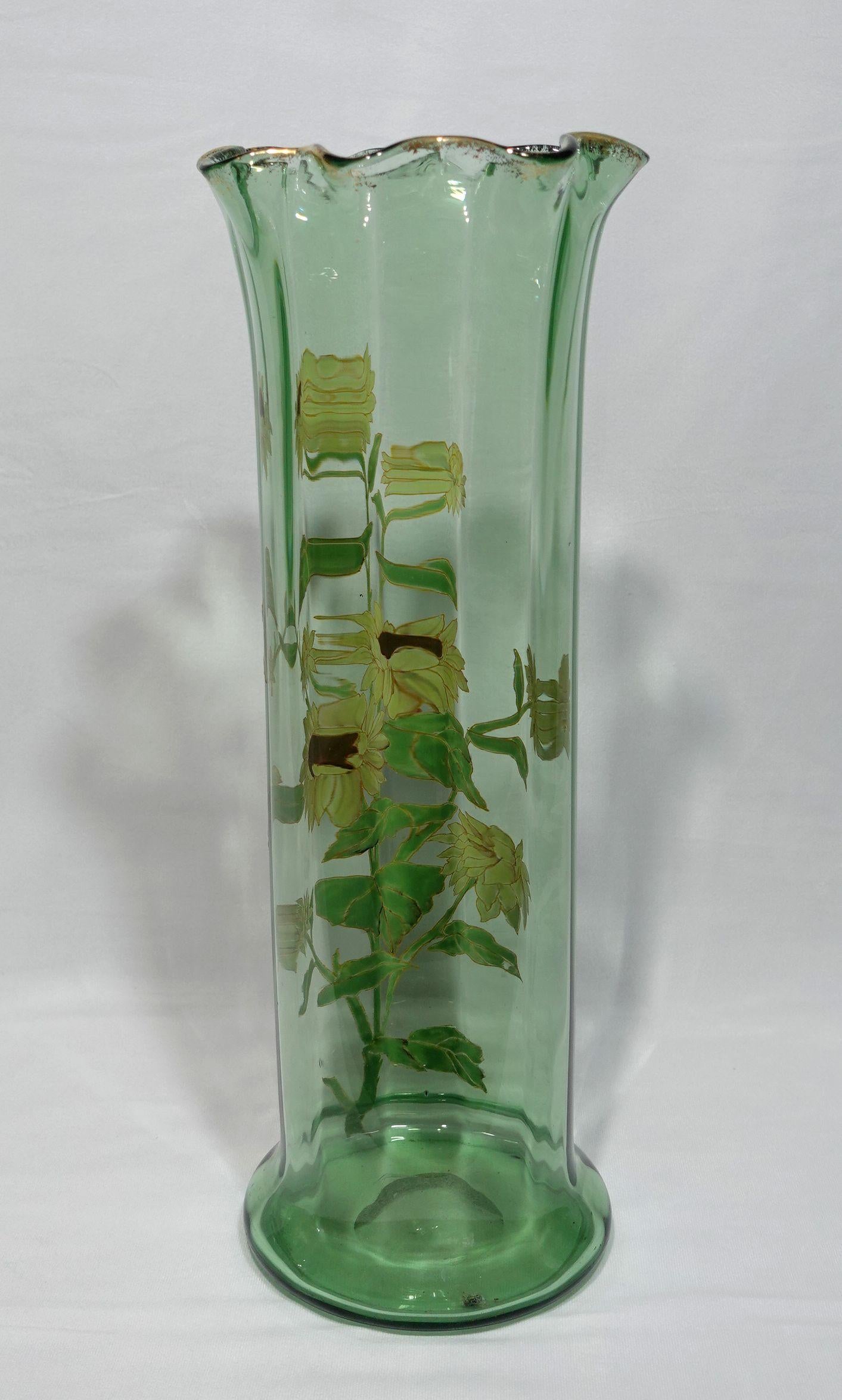 Grand vase d'art ancien en verre émaillé vert Mont Joye en vente 1