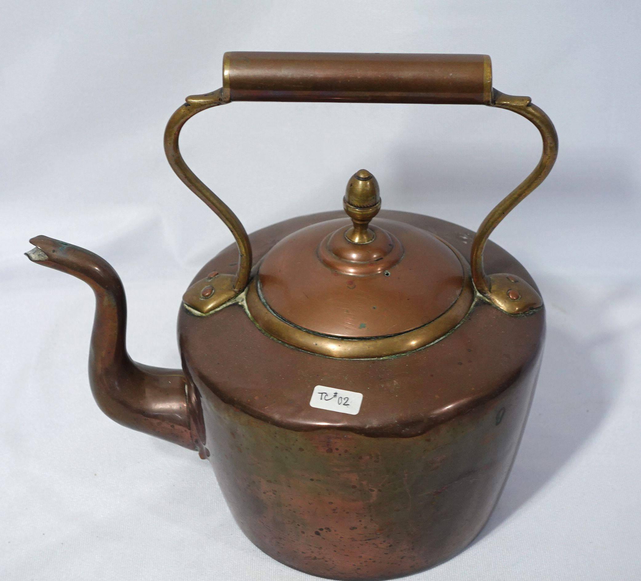 Martelée à la main, une grande et lourde bouilloire à thé en cuivre fabriquée en Angleterre au 19e siècle, très bien faite à la main avec un artisanat délicat, et une antiquité de grande collection.
