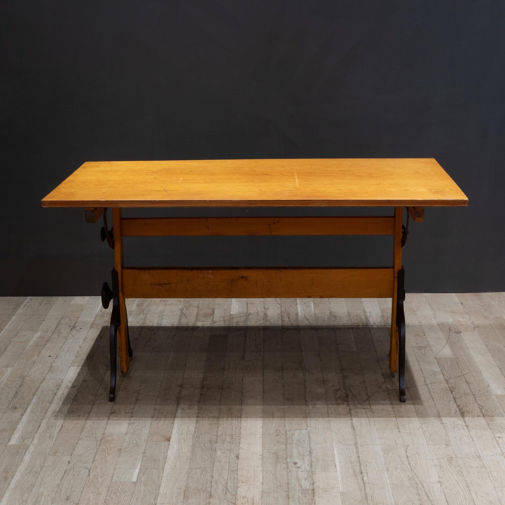20ième siècle Antiquities A. Lietz Co. Table de fabrication en bois d'érable et fonte vers 1940-1947