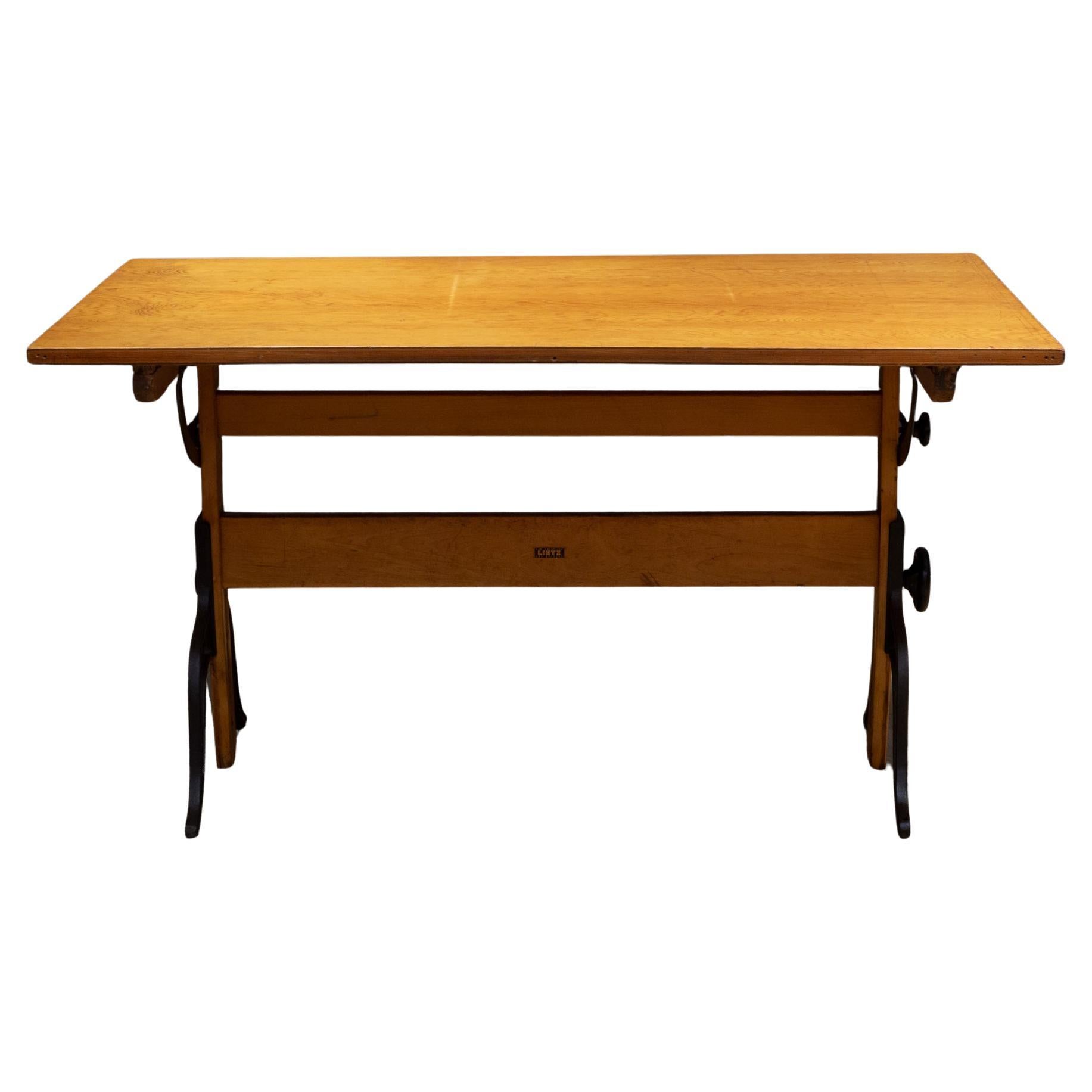 Antiquities A. Lietz Co. Table de fabrication en bois d'érable et fonte vers 1940-1947