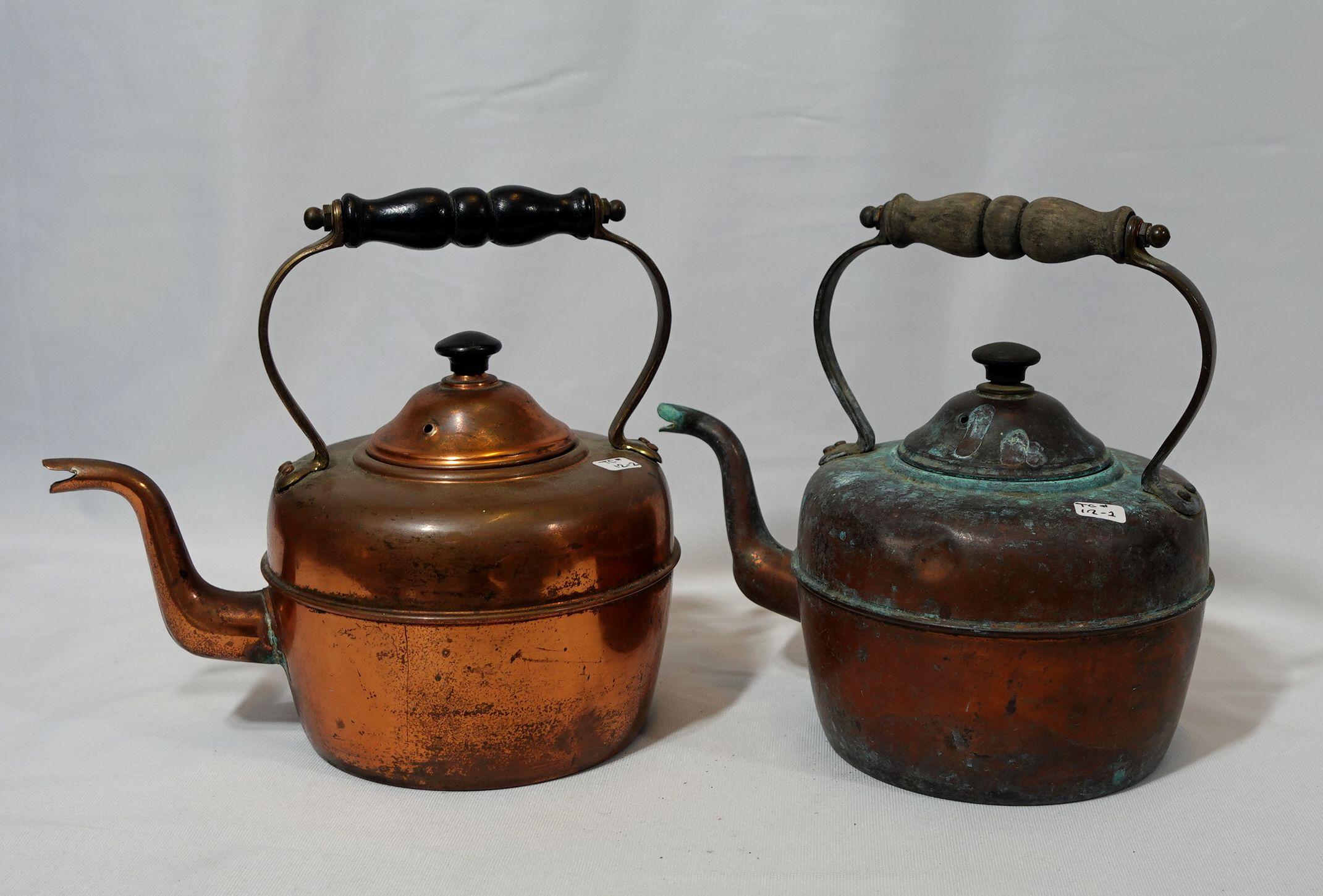 Hand-hammered a pair of copper tea kettles made in England from the 19th/early 20th century, very well hand-made with delicate craftsmanship, and highly collectible antique.
