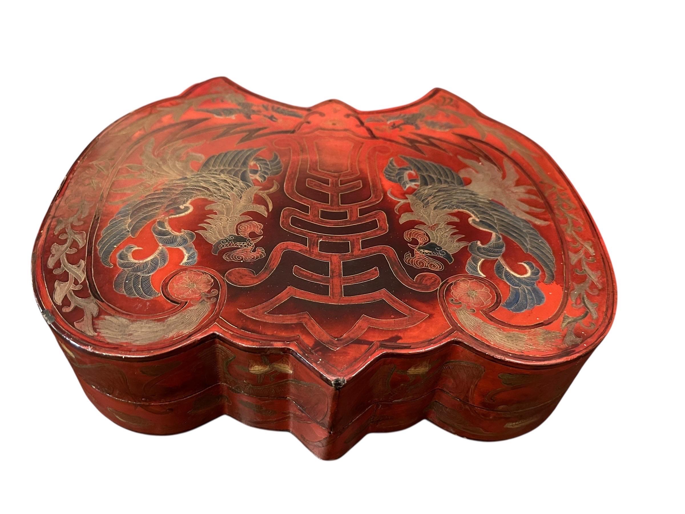 Exportation chinoise Ancienne grande boîte chinoise en laque rouge en forme de papillon en vente