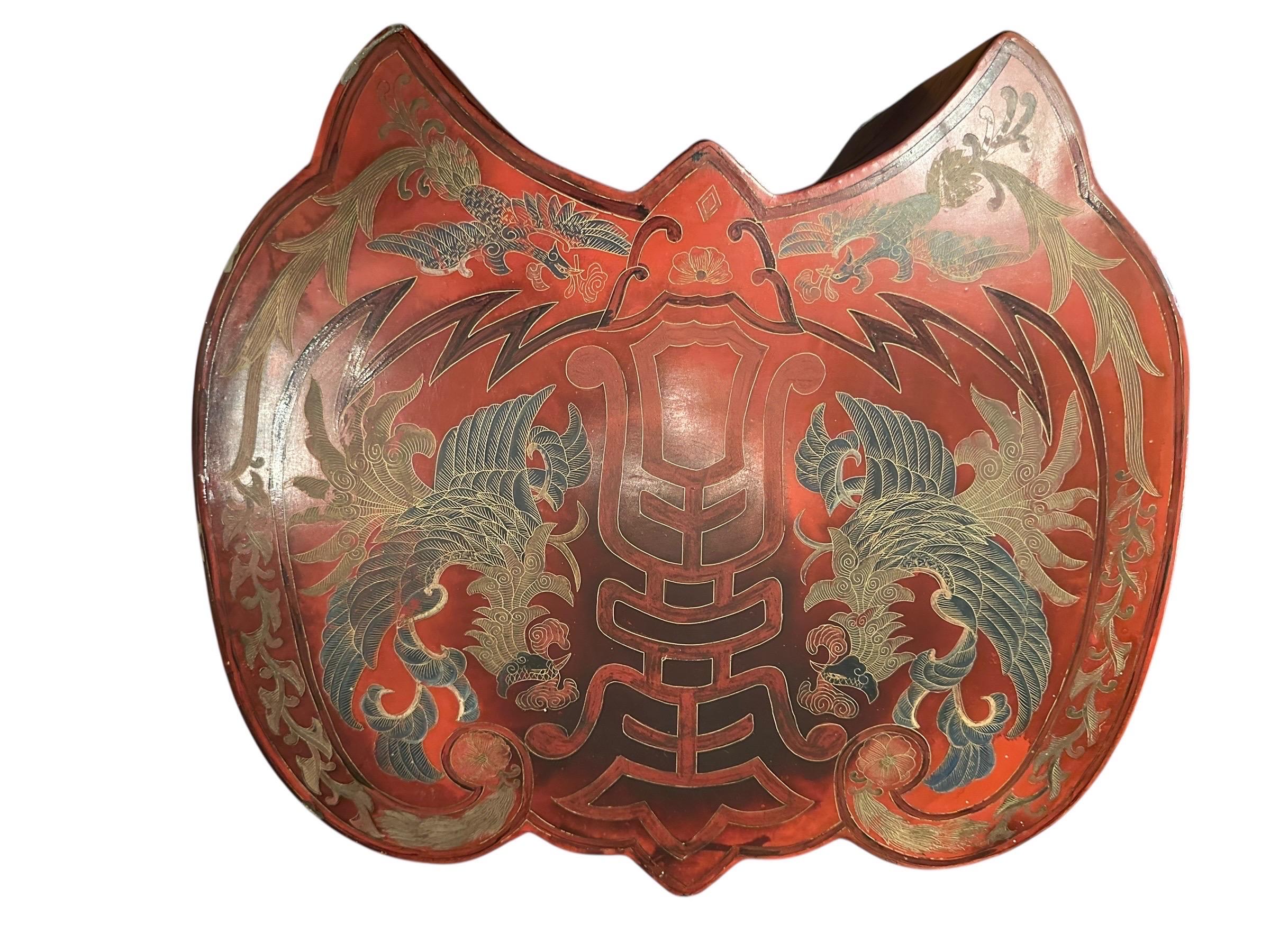 Chinois Ancienne grande boîte chinoise en laque rouge en forme de papillon en vente