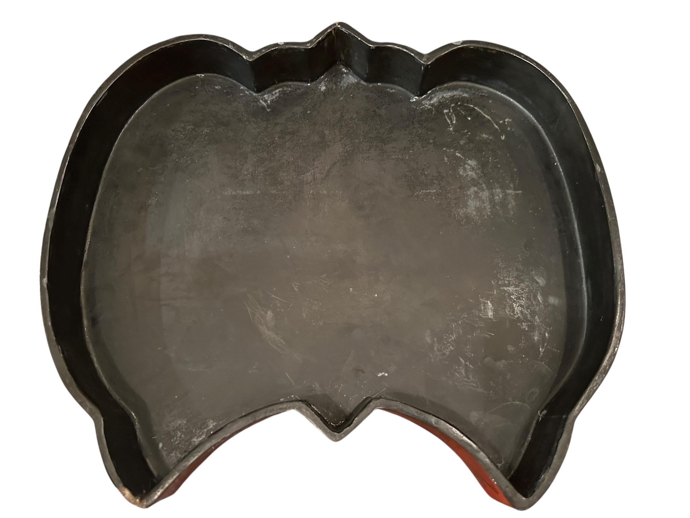 Ancienne grande boîte chinoise en laque rouge en forme de papillon Bon état - En vente à Brea, CA