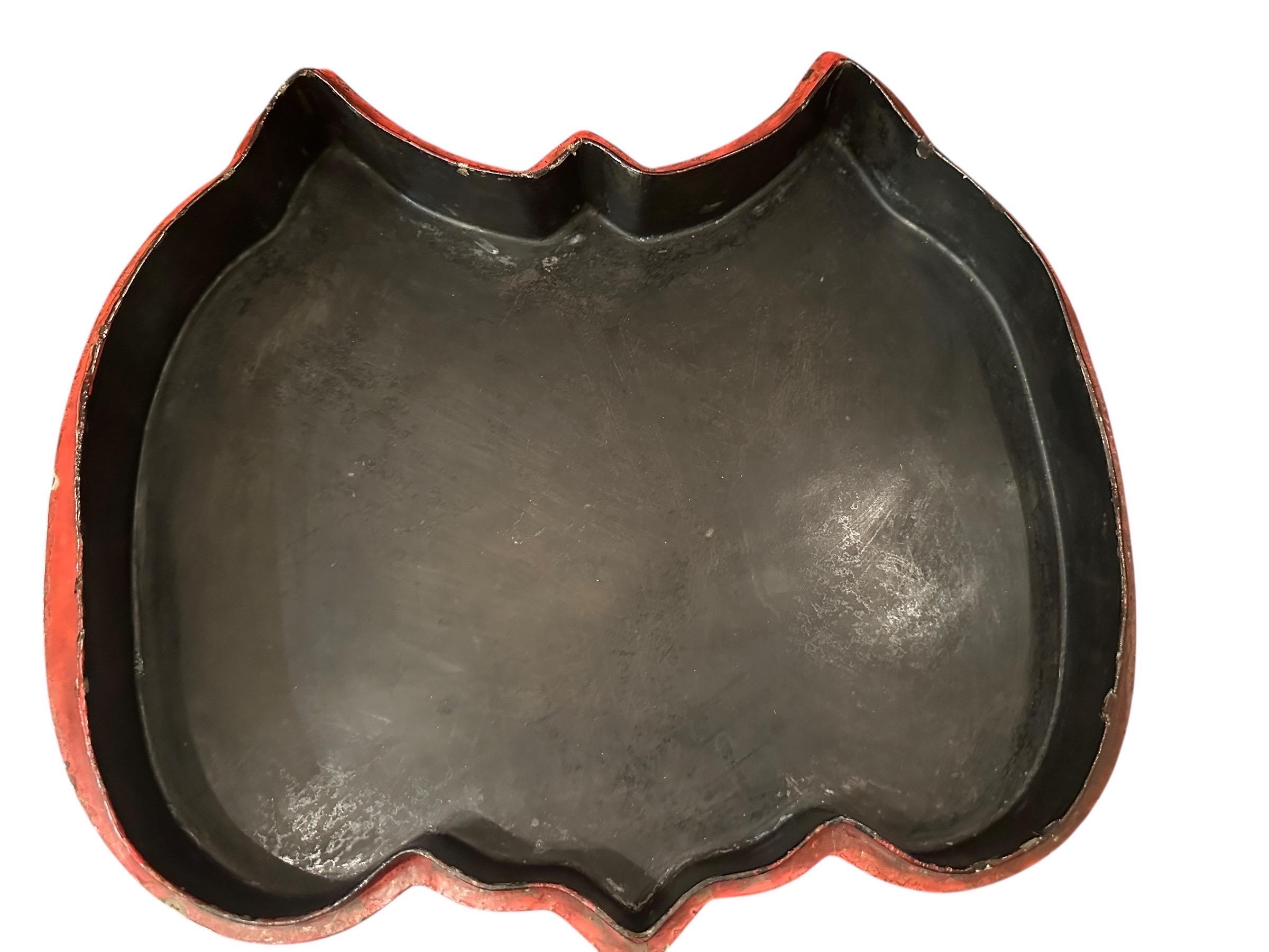 20ième siècle Ancienne grande boîte chinoise en laque rouge en forme de papillon en vente