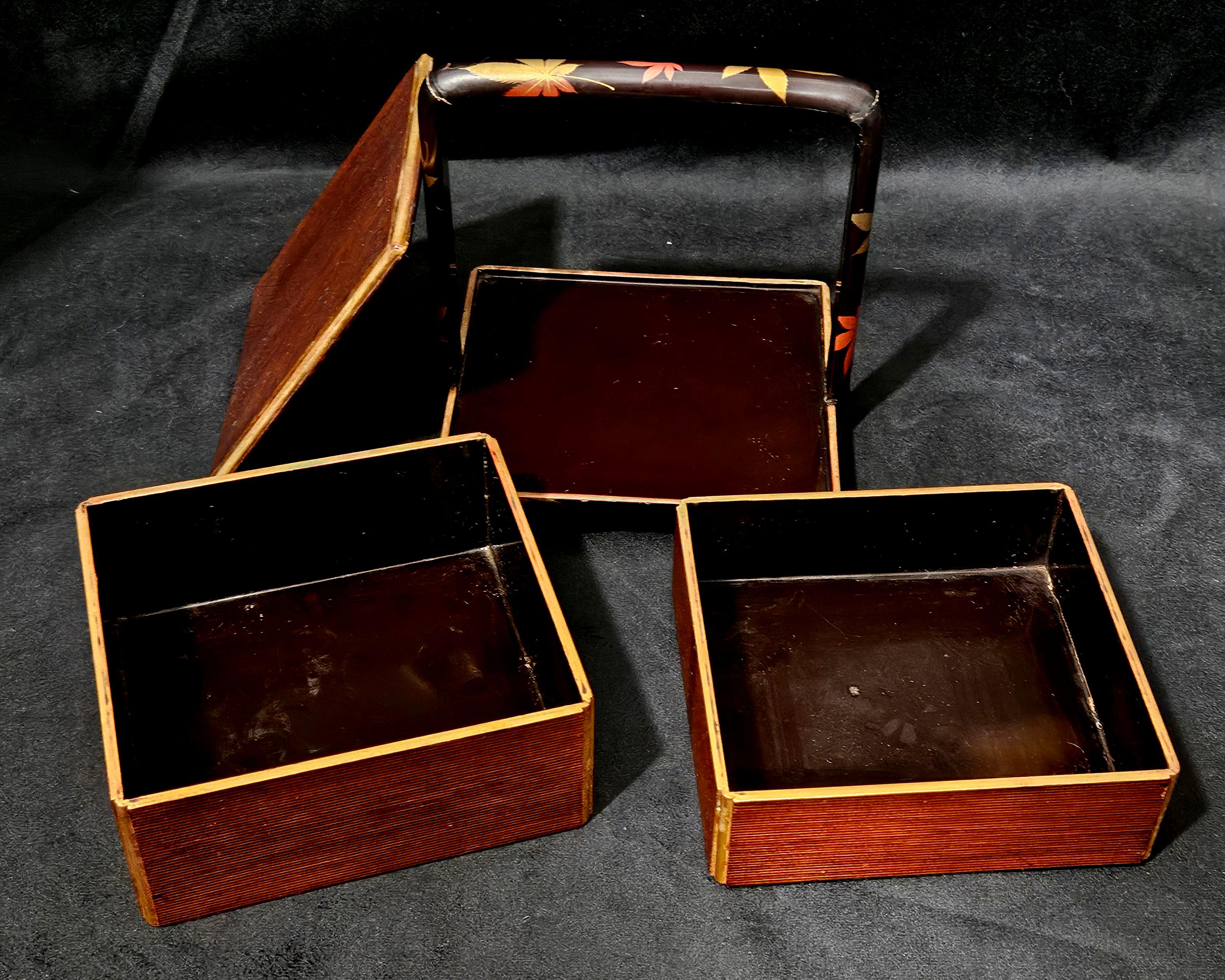 Antique A Two-tier Japanese Bento Box in Holder with Carry Handle im Angebot 3