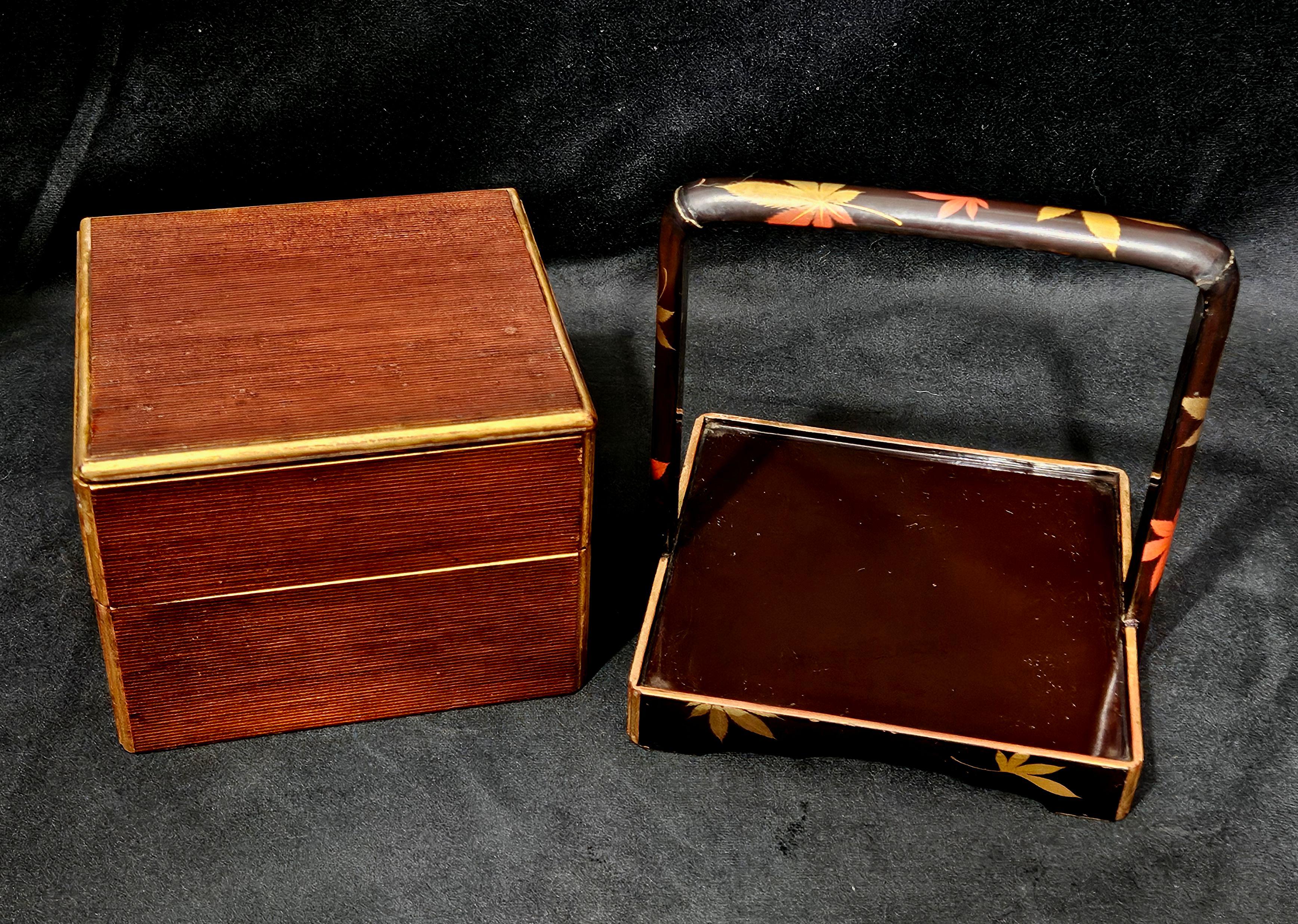 Antique A Two-tier Japanese Bento Box in Holder with Carry Handle im Angebot 4