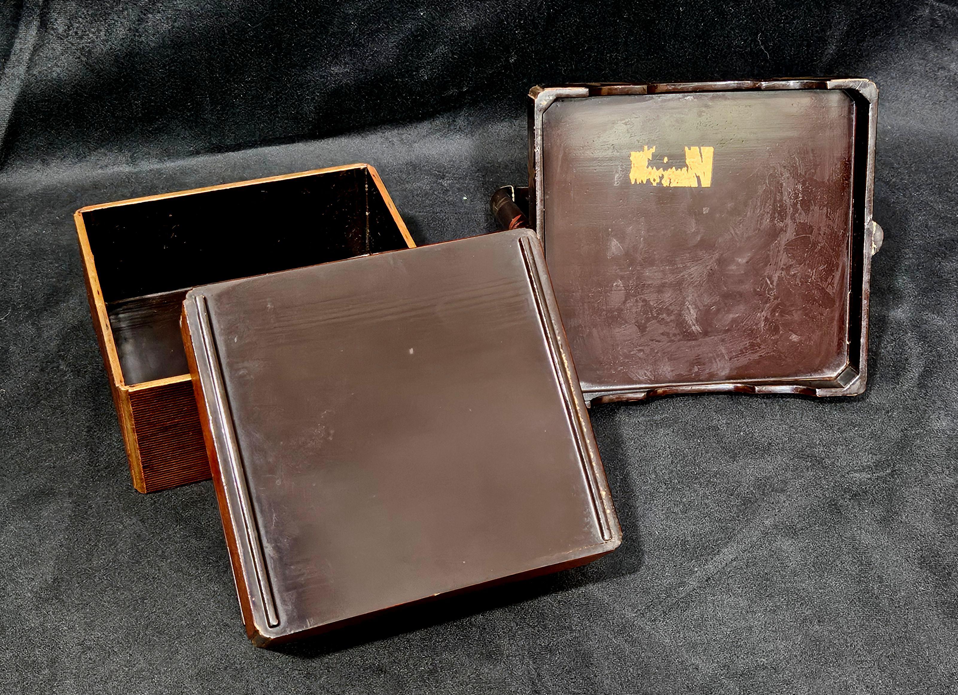 Antique A Two-tier Japanese Bento Box in Holder with Carry Handle im Angebot 5