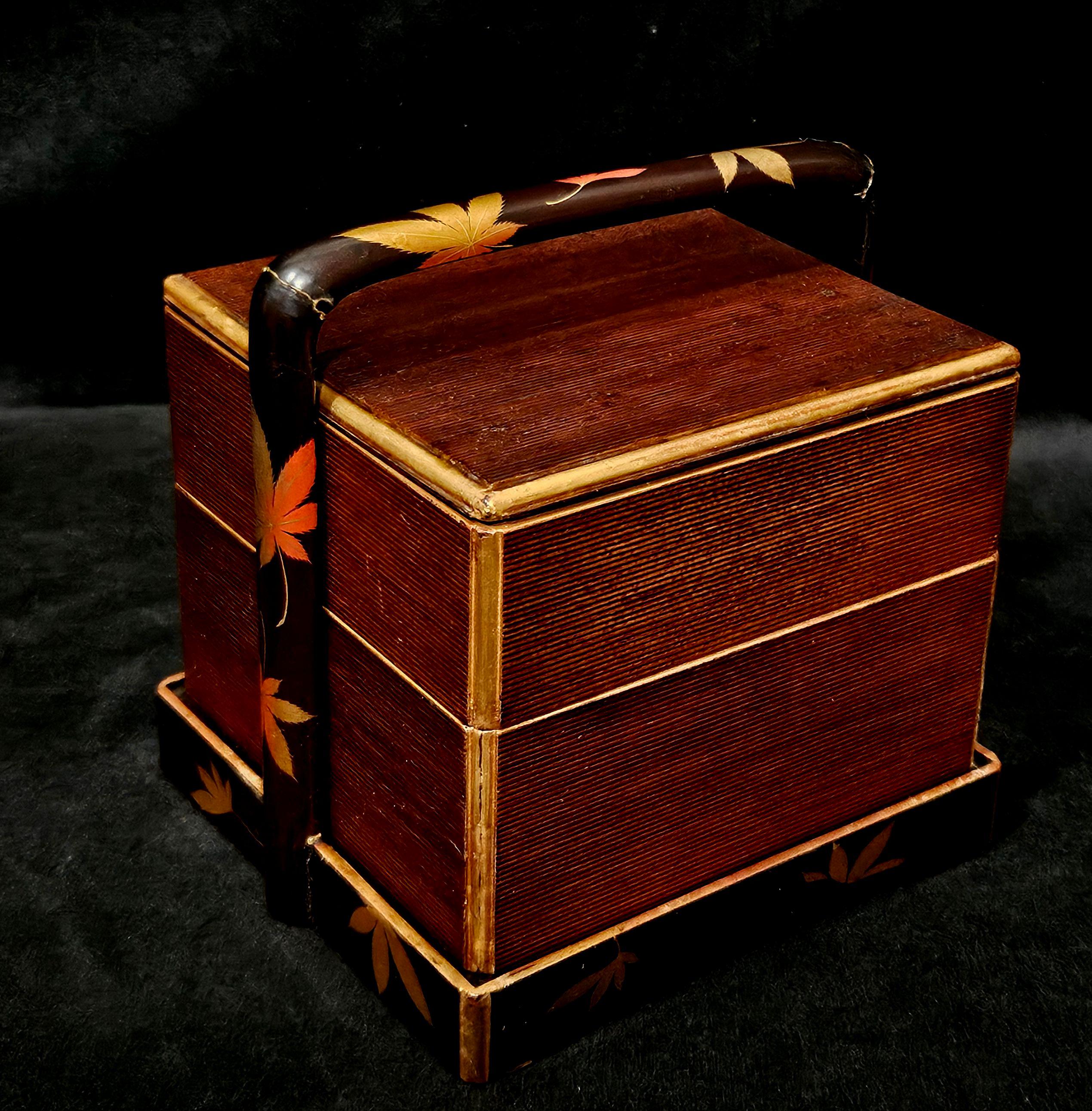Antique A Two-tier Japanese Bento Box in Holder with Carry Handle (Japanisch) im Angebot