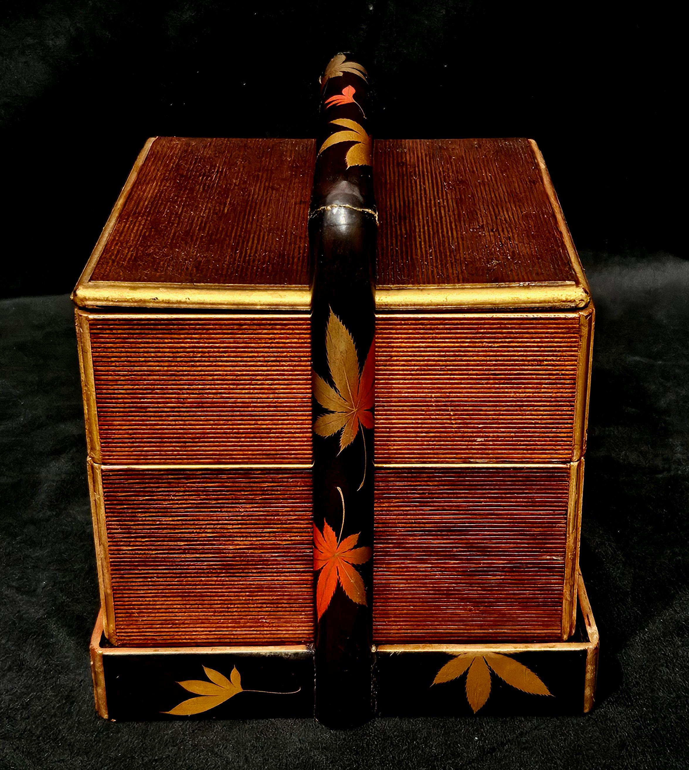 Antique A Two-tier Japanese Bento Box in Holder with Carry Handle (Handgefertigt) im Angebot