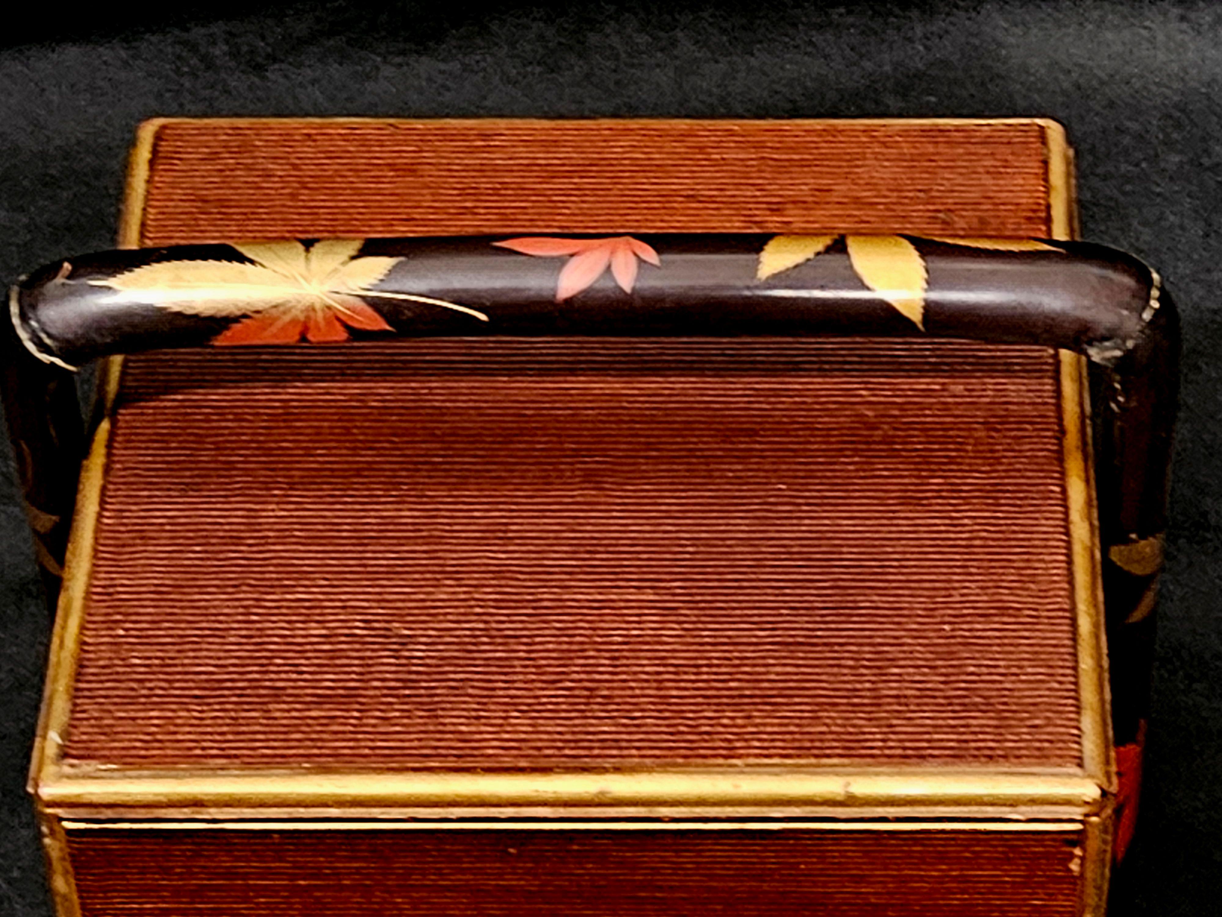 Antique A Two-tier Japanese Bento Box in Holder with Carry Handle (20. Jahrhundert) im Angebot
