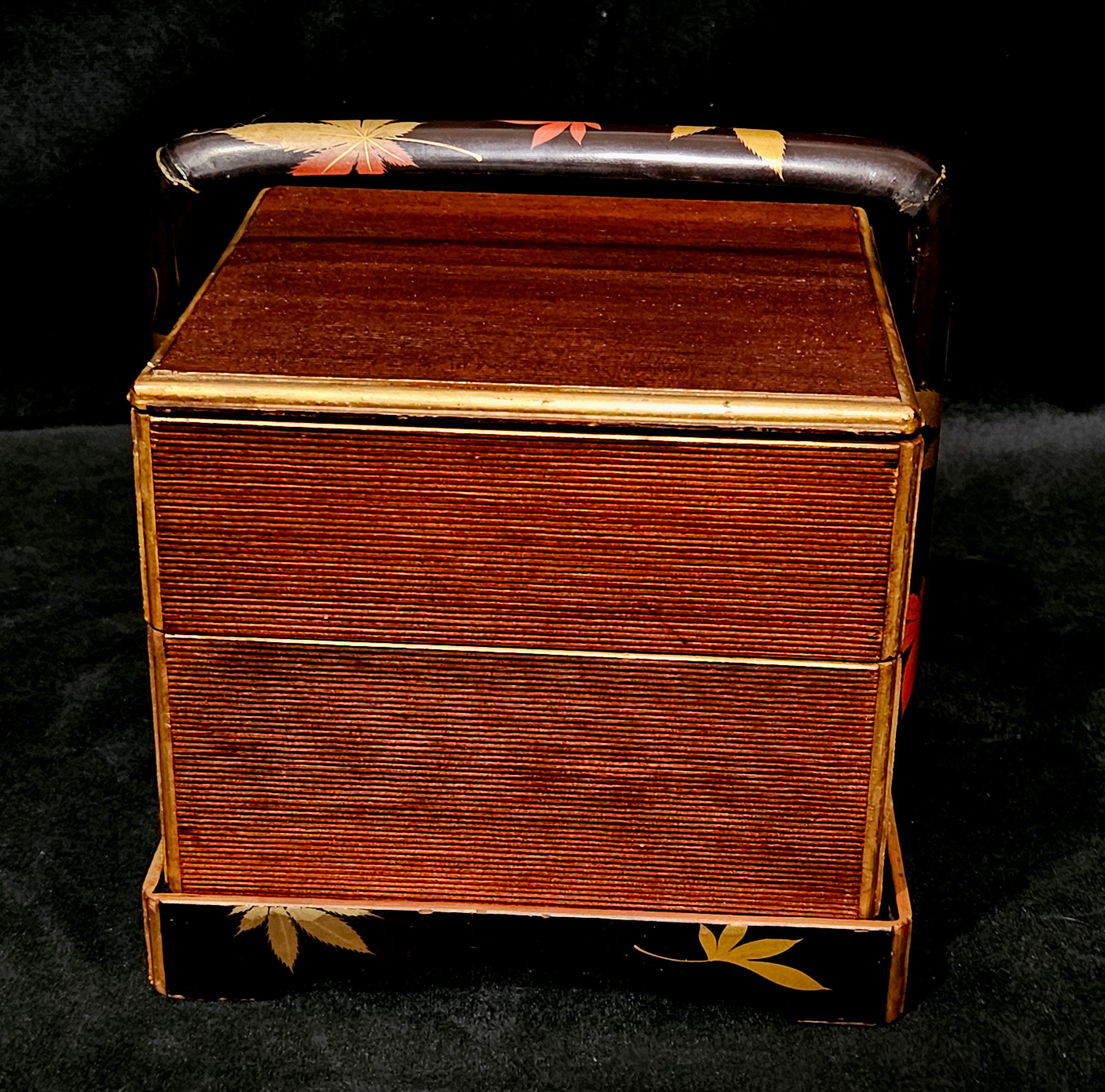 Antique A Two-tier Japanese Bento Box in Holder with Carry Handle (Holz) im Angebot