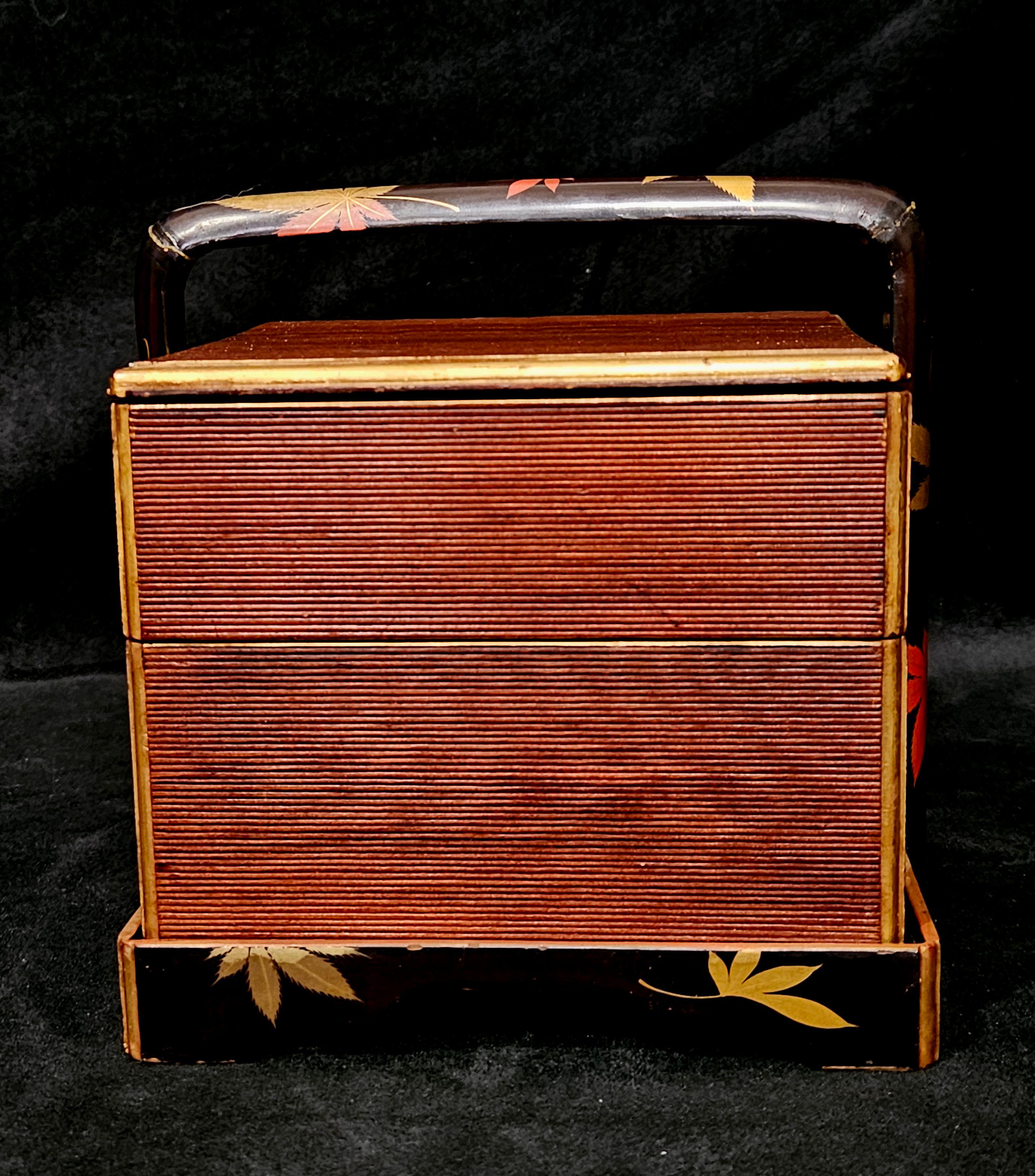 Antique A Two-tier Japanese Bento Box in Holder with Carry Handle im Angebot 1