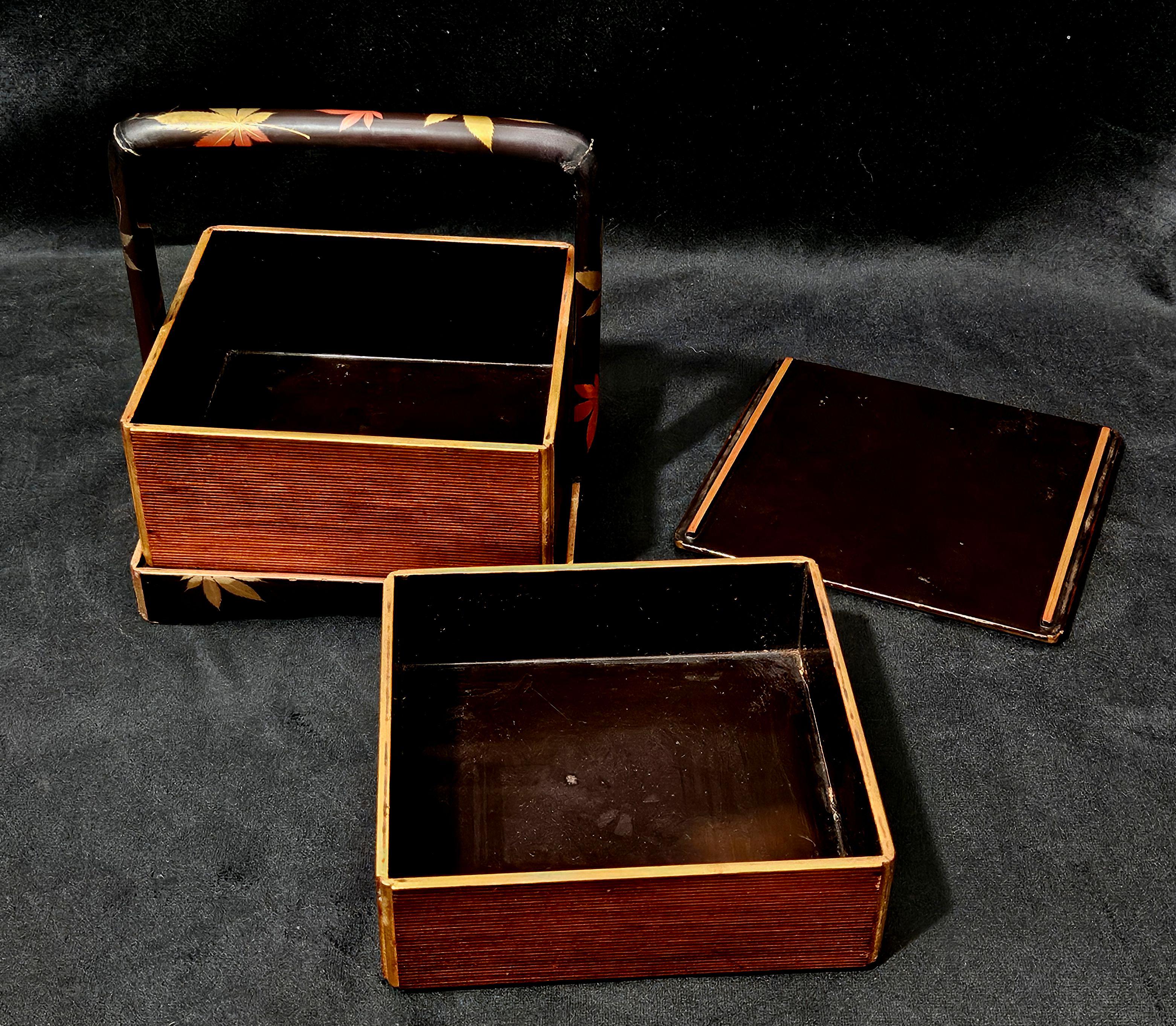 Antique A Two-tier Japanese Bento Box in Holder with Carry Handle im Angebot 2