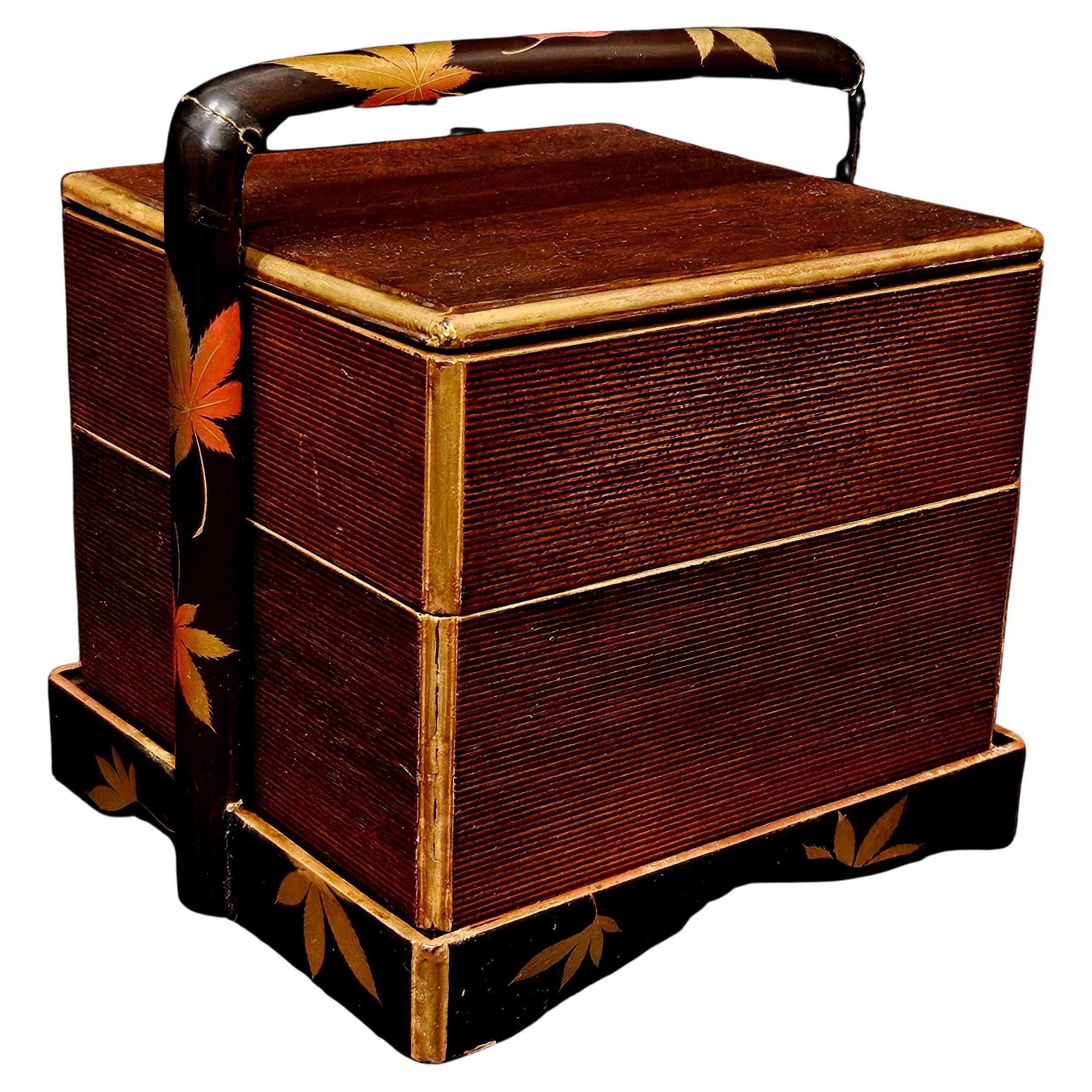Antique A Two-tier Japanese Bento Box in Holder with Carry Handle im Angebot