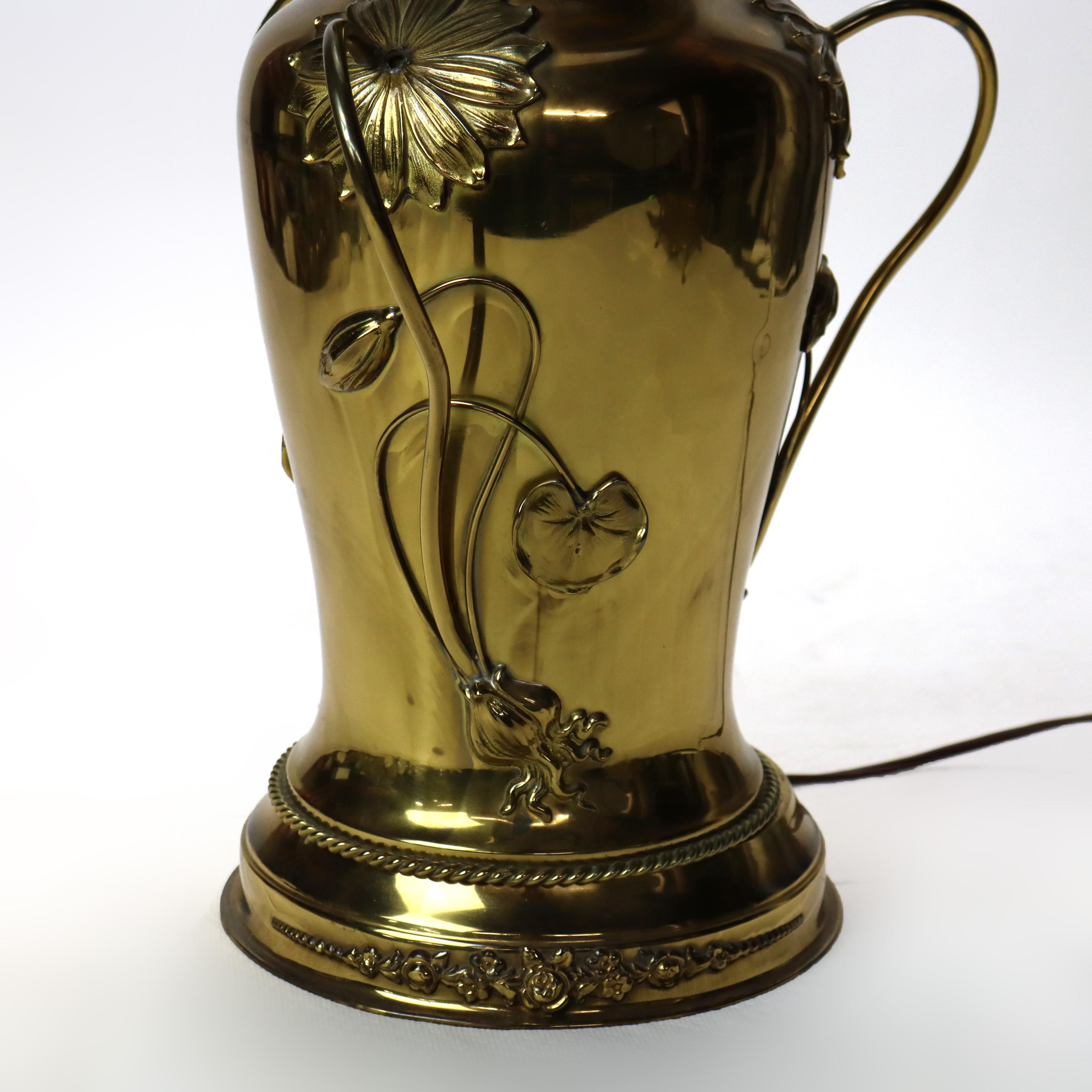 Ancienne lampe de table ABCO Rochester Gone with the Wind Floral Embossed Brass C1880.   
Dimensions - 26,5 