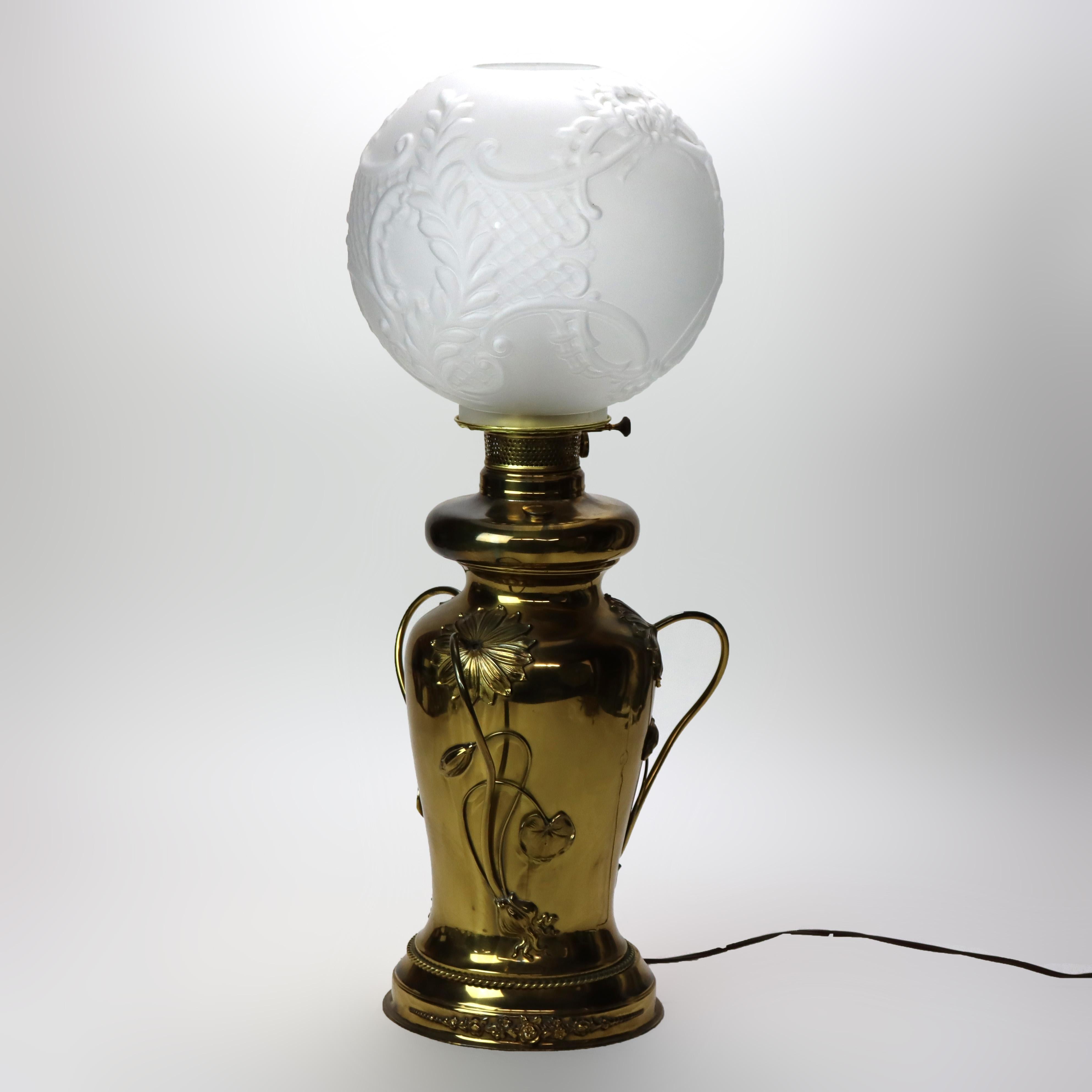 Américain Ancienne lampe de bureau ABCO Rochester Gone with the Wind en laiton gaufré à fleurs C1880 en vente
