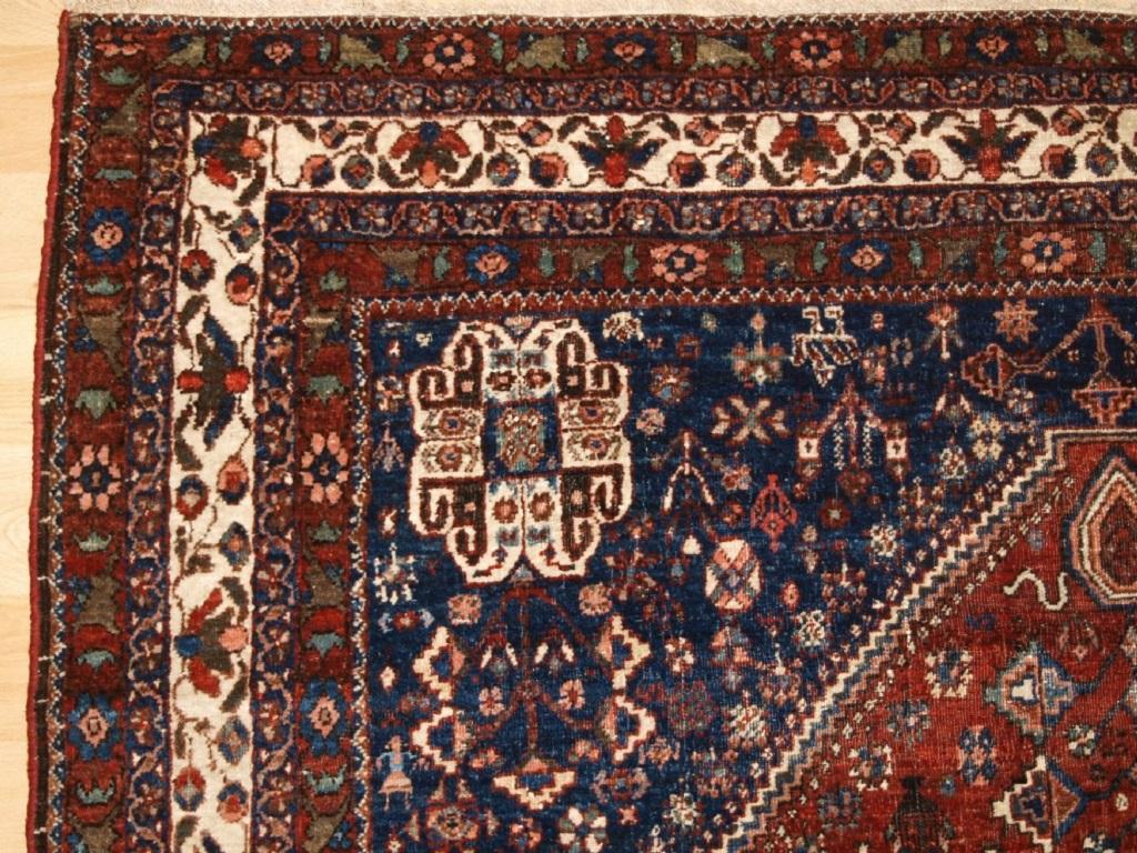 Antiker Abedeh-Teppich mit Medaillon-Stammesmuster
CIRCA 1920

Der Teppich hat ein traditionelles Stammesmuster mit einem kleinen Medaillon in der Mitte. Das Feld ist mit Stammesmusterelementen wie Blumen, Sträuchern, Vögeln und sogar kleinen