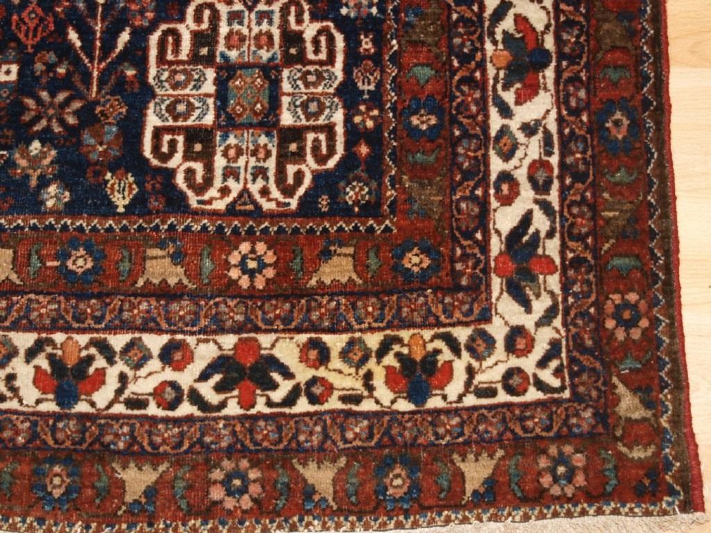 Antiker Abedeh-Teppich Gaschgai-Knüpfer, Stammesdesign, CIRCA 1920 (Stammeskunst) im Angebot