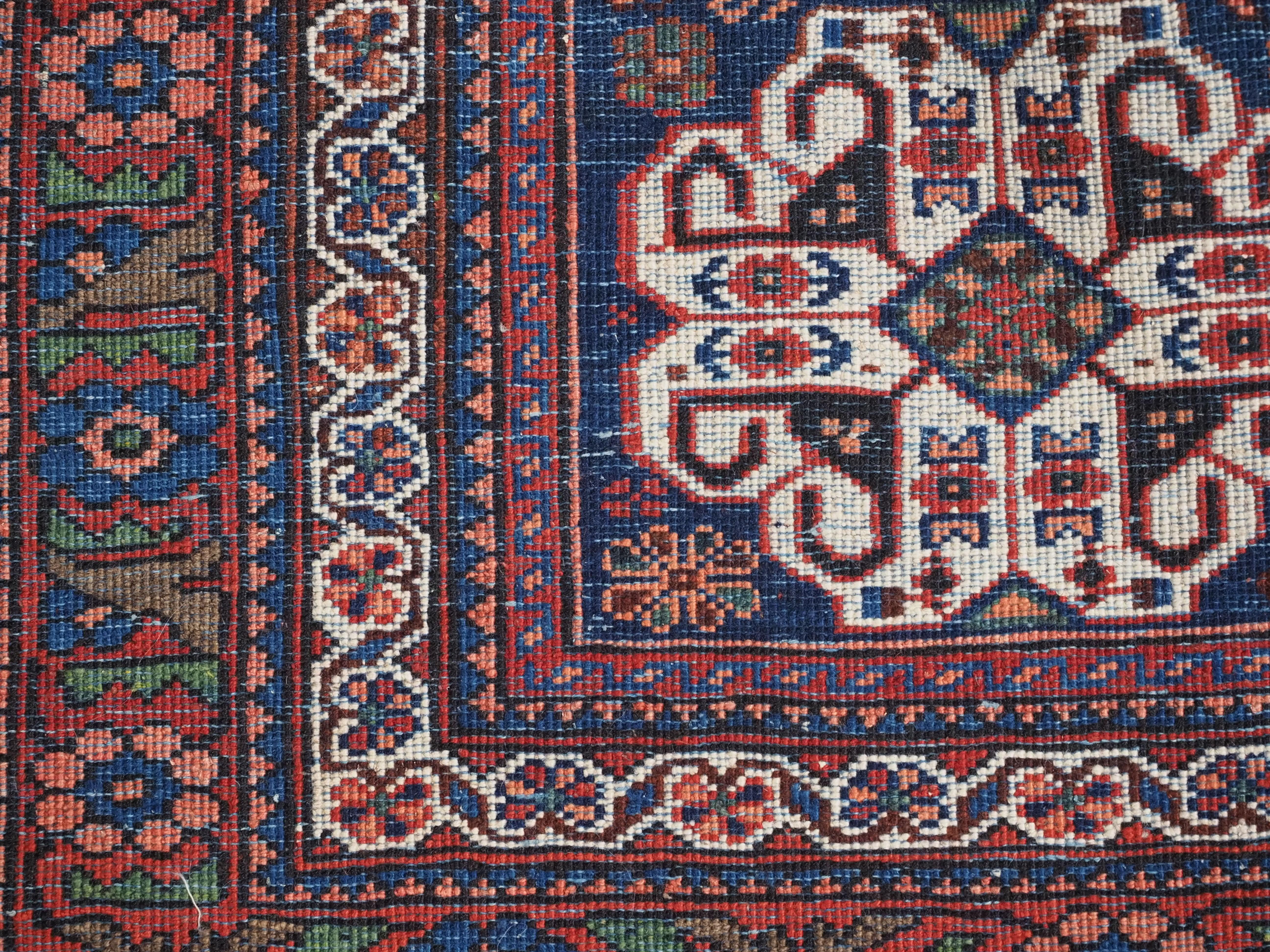 Antiker Abedeh-Teppich mit Stammesmedaillon-Design.  Um 1900/20. im Angebot 8