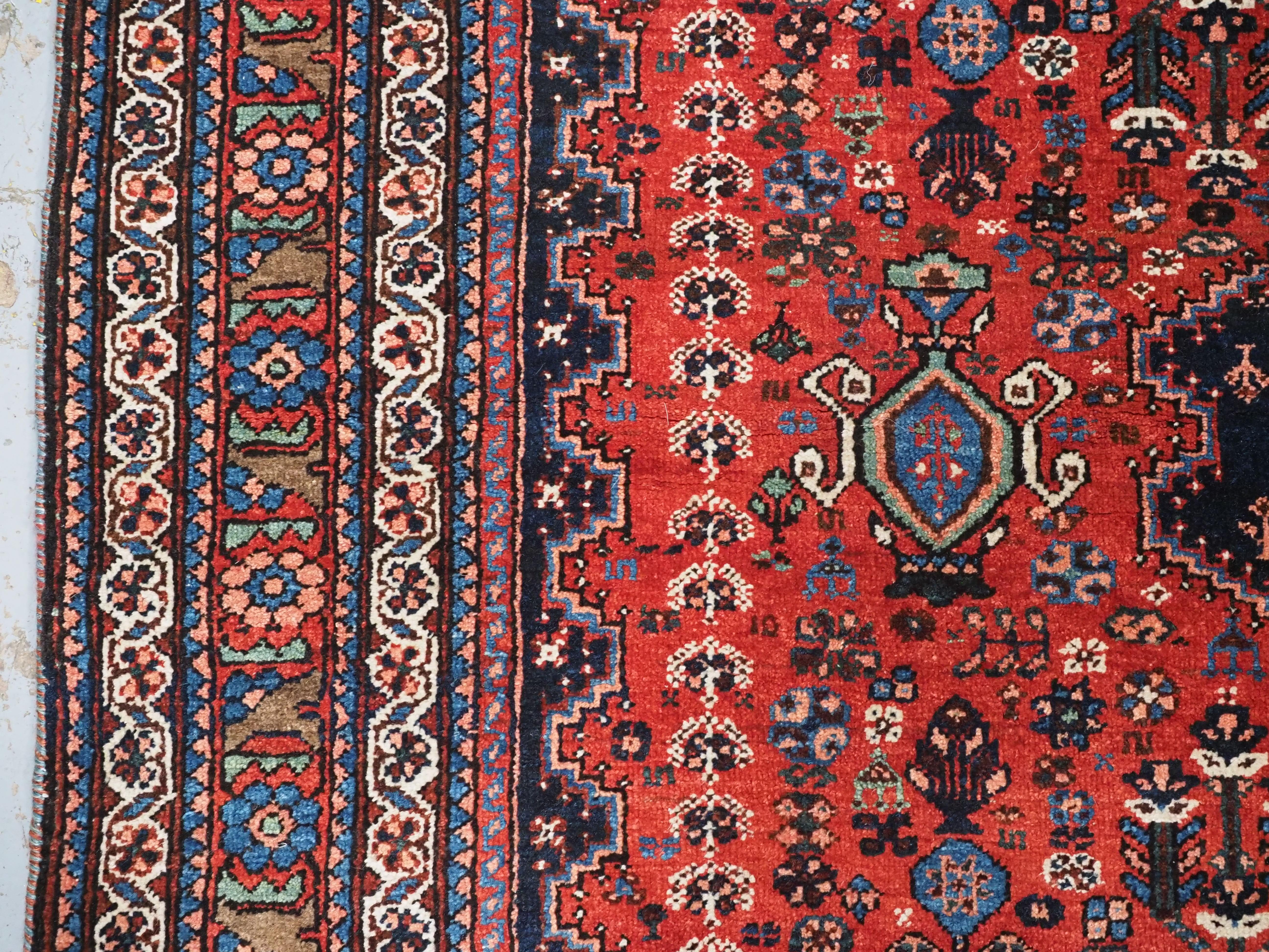 Antiker Abedeh-Teppich mit Stammesmedaillon-Design.  Um 1900/20. im Angebot 1