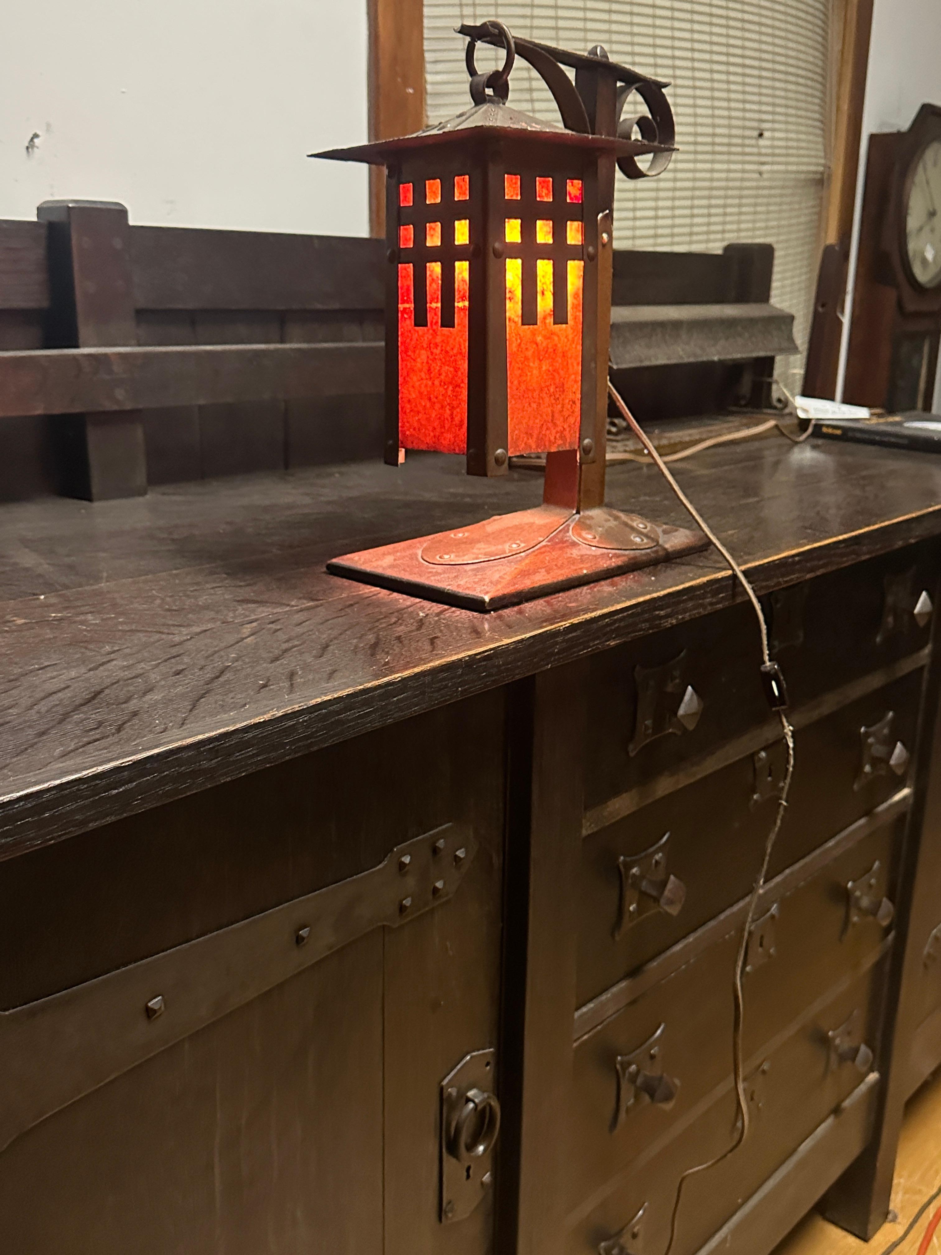 Antique A&C table lamp from the early 1900s. For Sale 3