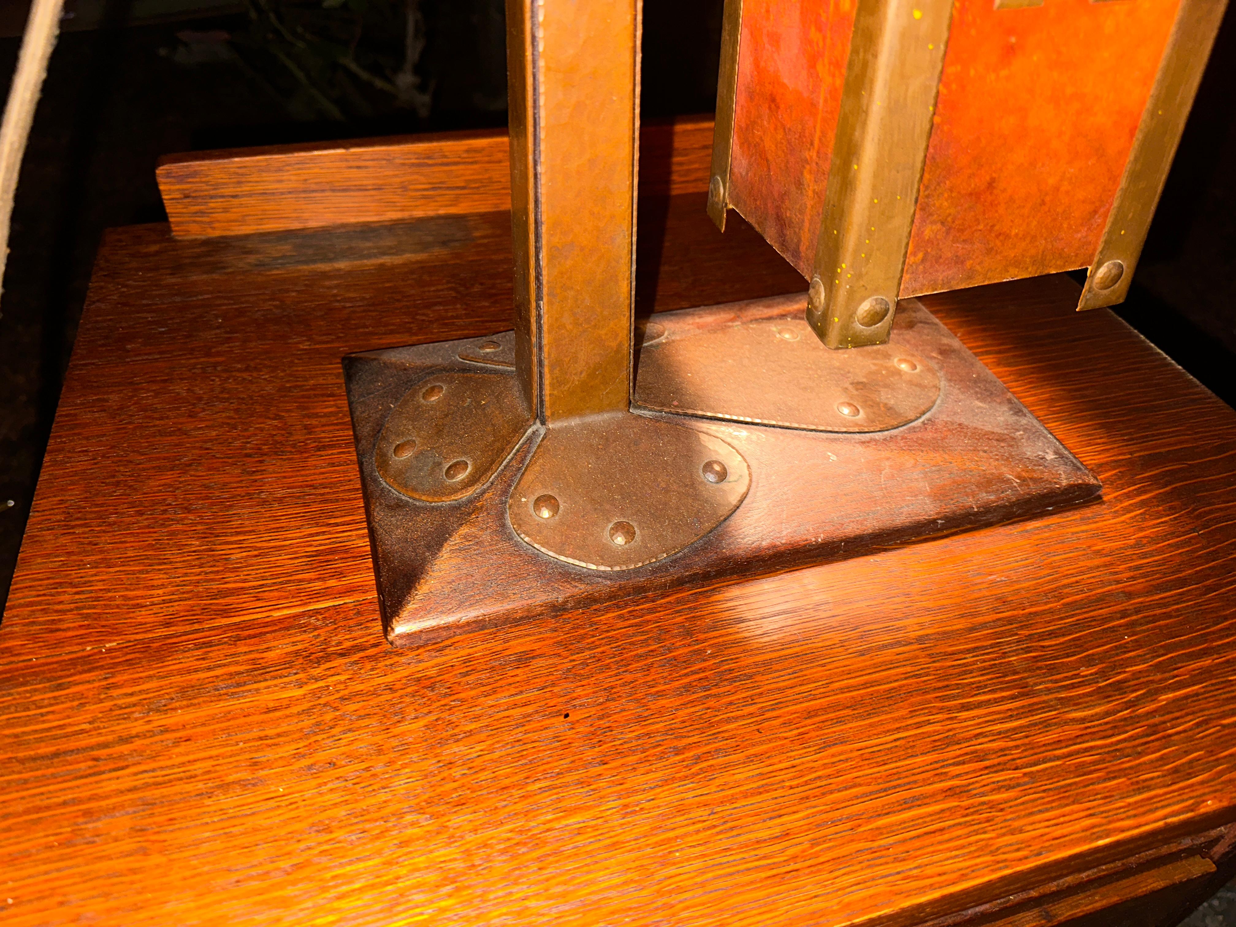 Antique A&C table lamp from the early 1900s. For Sale 7
