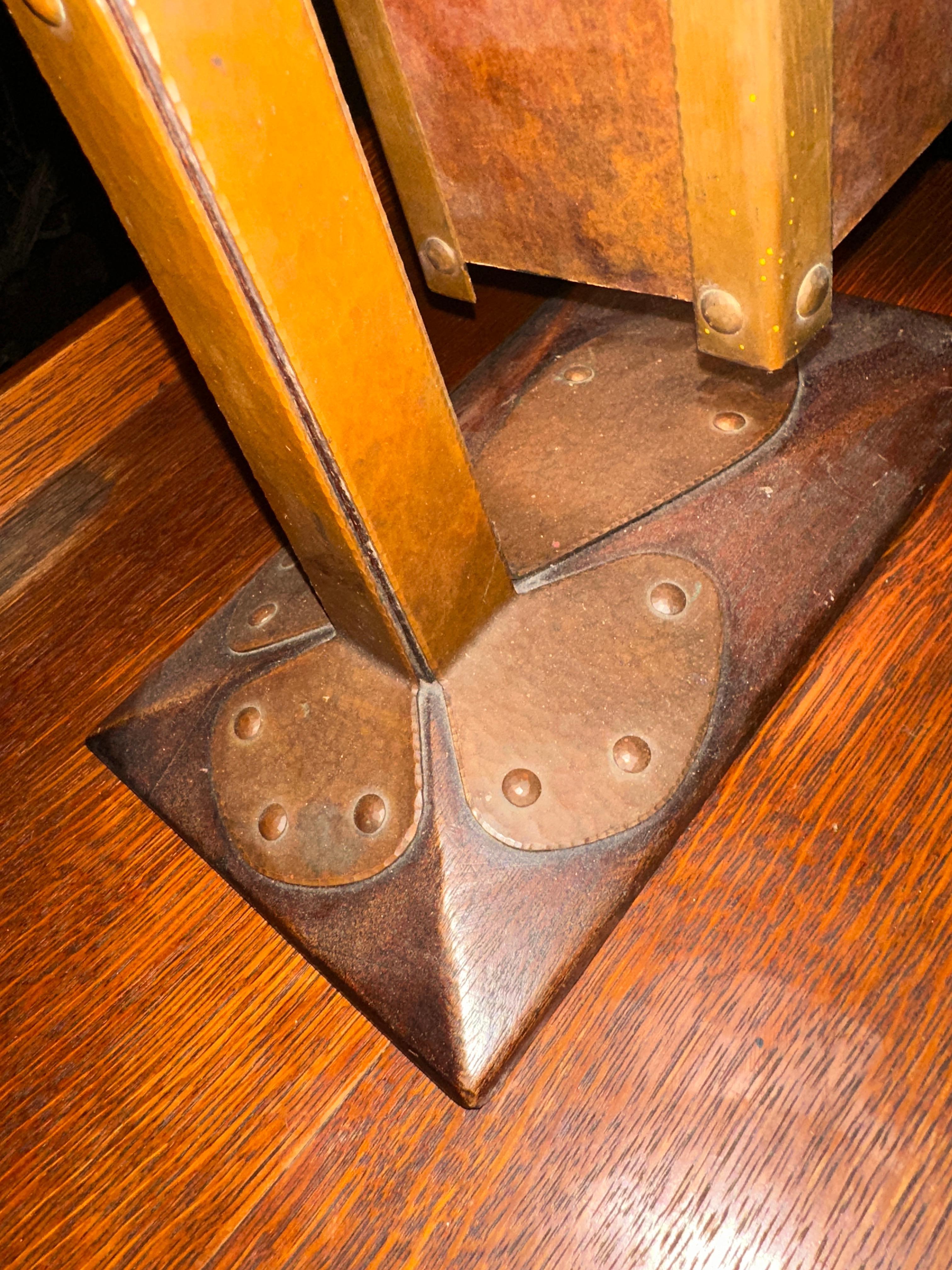 Antique A&C table lamp from the early 1900s. For Sale 8