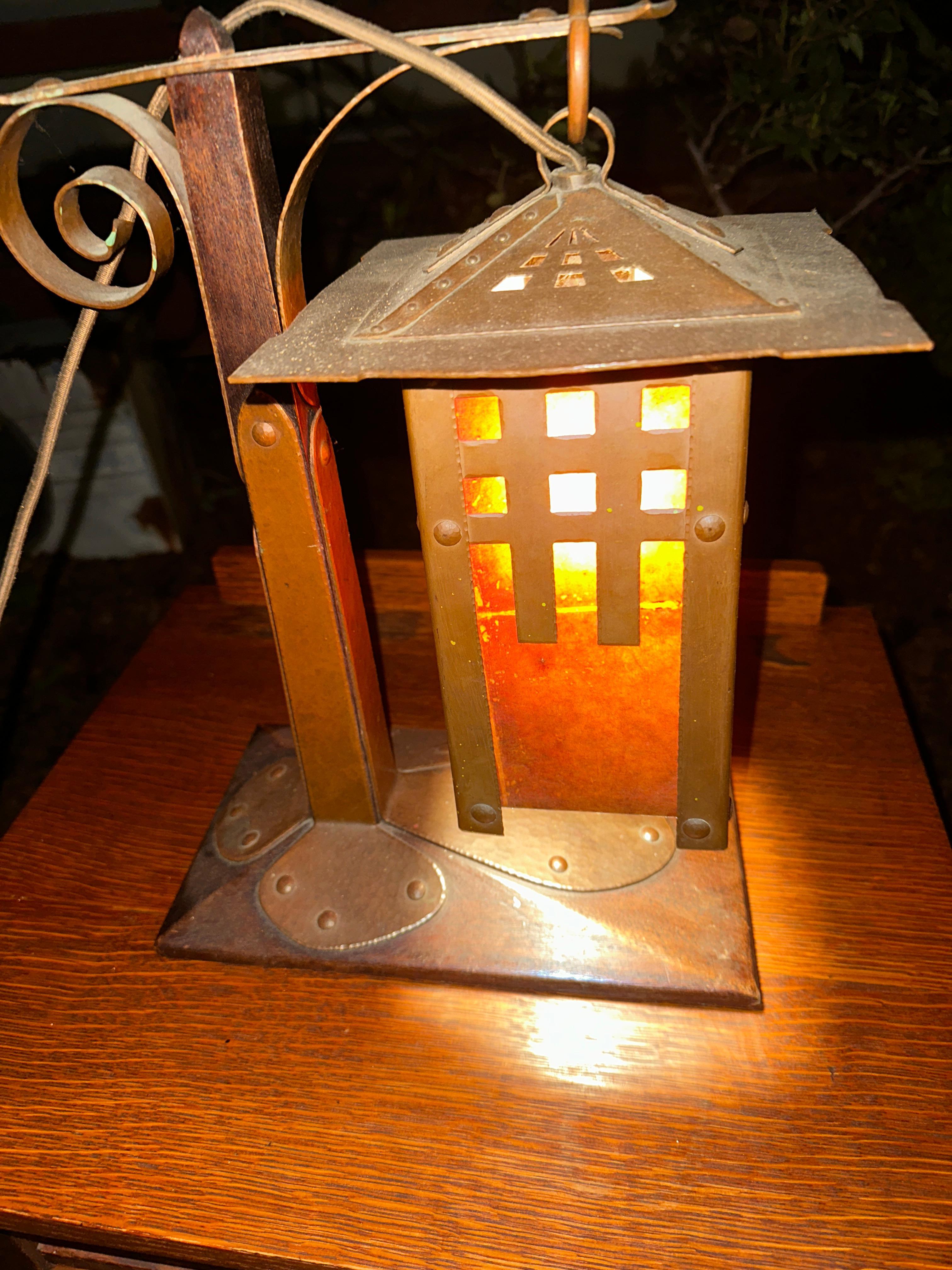 Antique A&C table lamp from the early 1900s. For Sale 10
