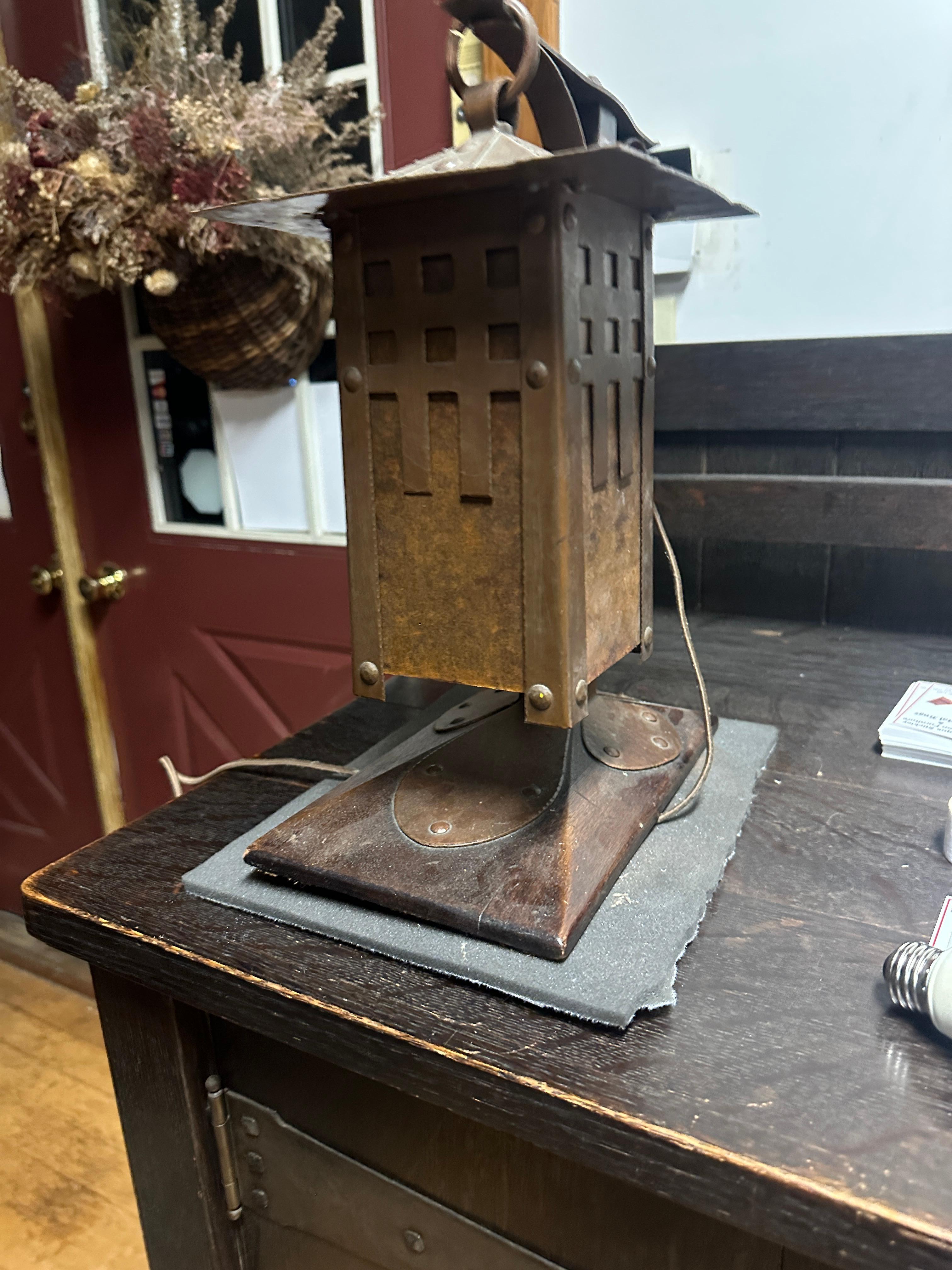 Antique A&C table lamp from the early 1900s. For Sale 12